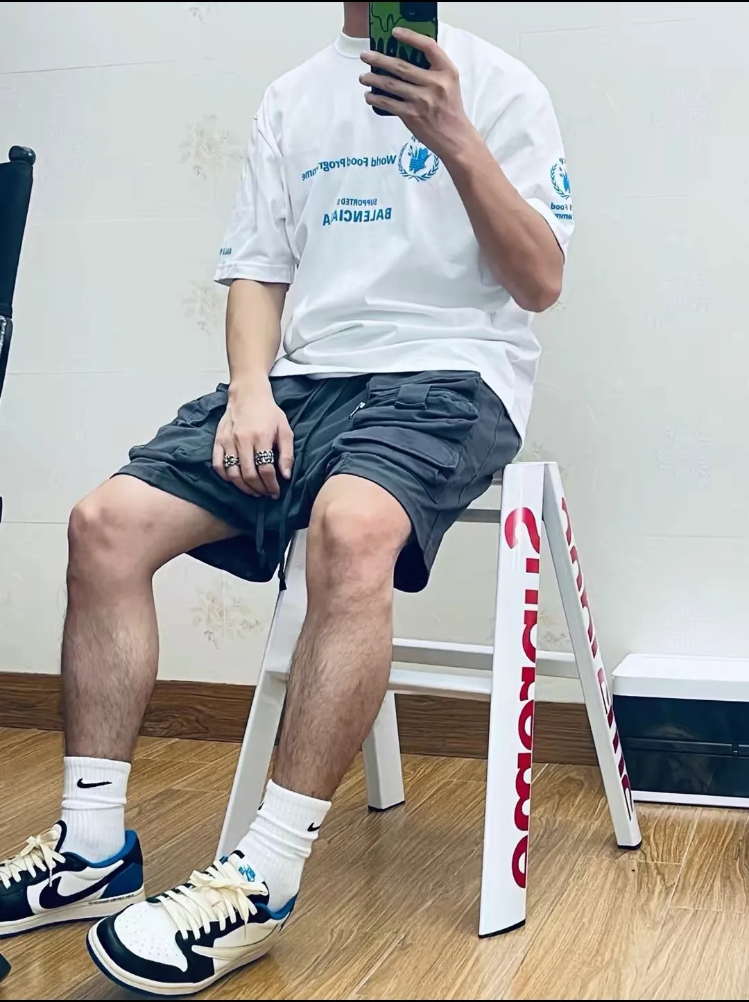 ♻️💯Reference model picture for the upper body❤️The top version of Balenciaga Balenciaga 22SS new WFP World Food Agency male and female couple star same style short-sleeved T-shirt. The fabric is made of 32S 280g double yarn pure cotton fabric. It does not pill and feels very good. It has been printed and dressed up dozens of times in order to achieve a 1:1 effect. All imported slurries are used. Proportional foaming powder is added to the slurry to foam at high temperatures. The printing convex effect is very good, and does not shed powder or break. Washable and environmentally friendly printing on the front and back panels. The entire printing process takes a long time. The hem and cuffs are all customized threads. There is no error in dyeing in the same vat. The workmanship is perfect. The accessories are all customized. This year's hot trend in the market. Many Internet celebrity tops. Very trendy. Same style for men and women. OverSzie version. Color: black, white, dark khaki, fluorescent green. Size: XS-L P:270