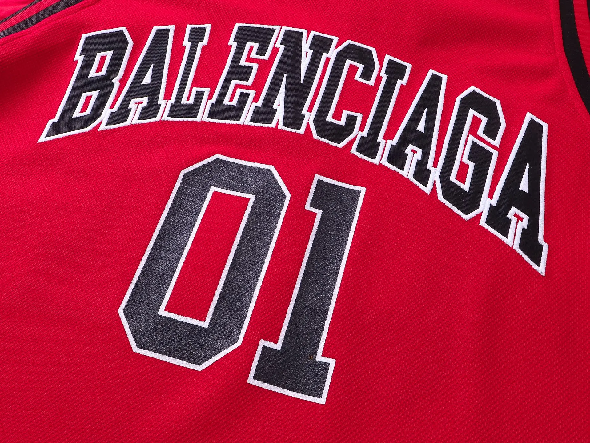 🅿️330 - BALENCI*GA Paris basketball jersey fake 3-piece long-sleeved T-shirt. The front panel is made of imported Tajima machine patchwork, embroidery and printing. The back panel is printed. The vest is made of mesh. Overweight process. Restore brick cabinet. Exclusively pattern-woven and dyed 280g fabric. Threads are custom-dyed in the same cylinder with zero color difference. The version adopts OS loose shoulder design. Welcome to compare. Same style for men and women -Color: black red -SIZE: Xs S M L style number 8641#