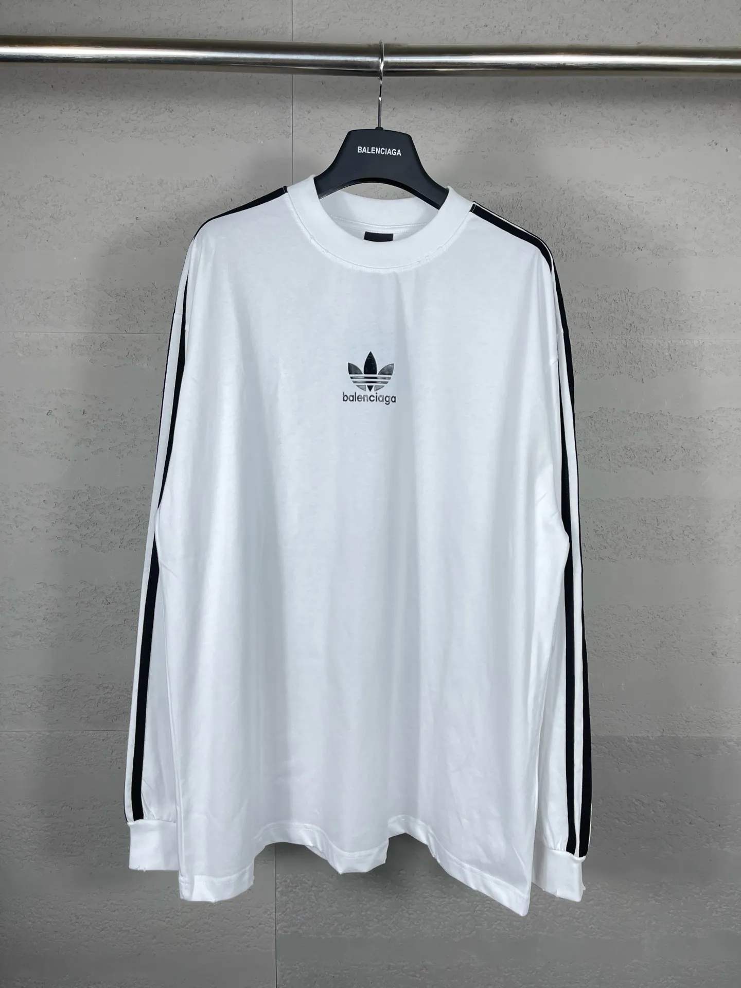 🅿️216 Actual pictures [Top version. Official website quality] BALENCI*GA/Paris co-branded Adidas Adidas clover three-stripe LOGO printed long-sleeved T-shirt #brick cabinet synchronization. Wait for a while to purchase and develop. Differentiating market currency, the fabric is made of Paris ZP custom-woven and dyed cotton double yarn. Weighing 260 grams, the cloth surface is clean. The cloth pattern is clear, soft and comfortable. The threads are dyed with no color difference. The classic pattern is printed with advanced materials, the letters are clear, three-dimensional, without burrs, and the brick cabinet is restored. Comparisons welcome. The version adopts OS loose shoulder design. Same style for men and women. Code: BL225008 Color: black, white, blue Size: XS S M L