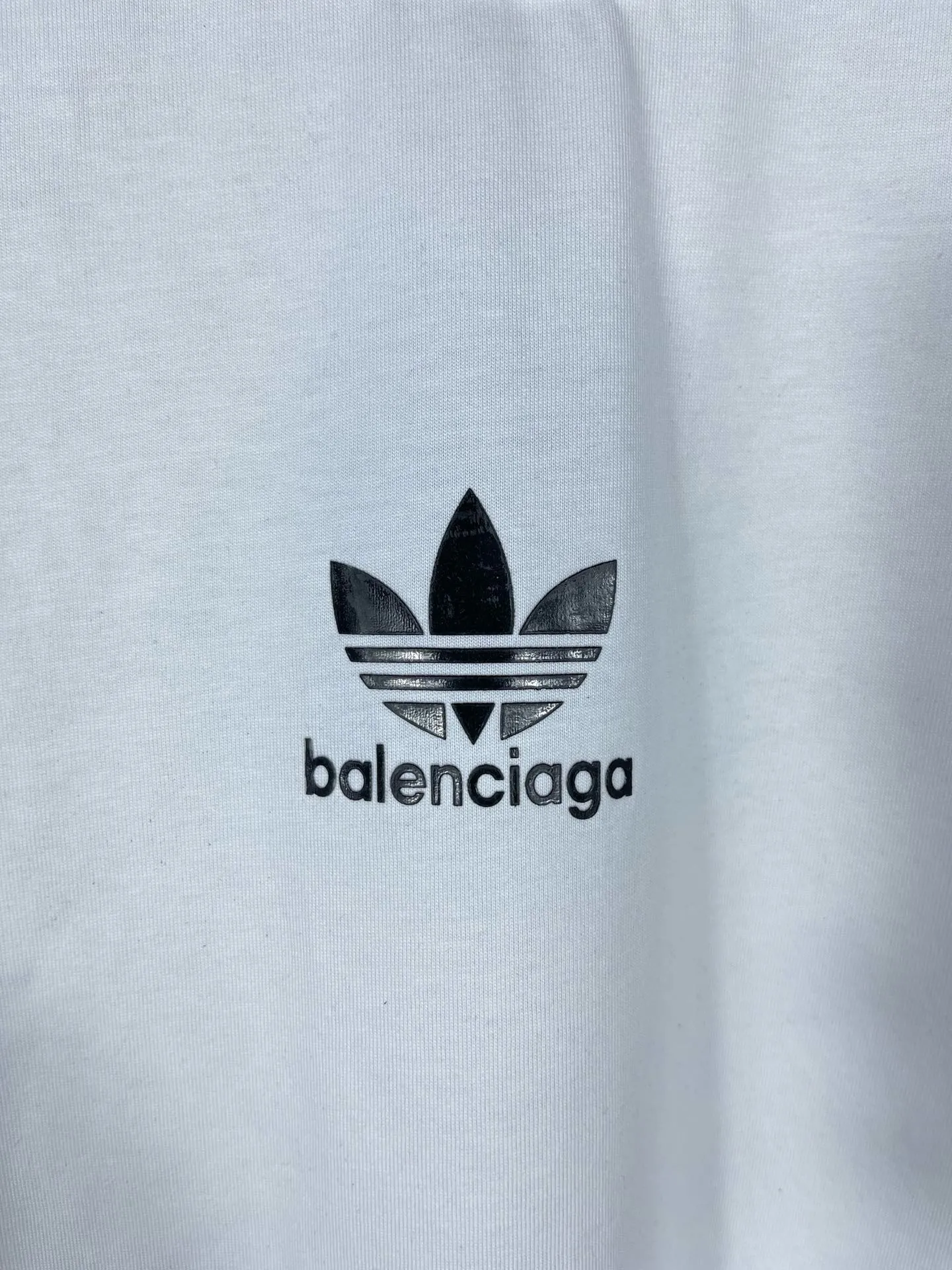 🅿️216 Actual pictures [Top version. Official website quality] BALENCI*GA/Paris co-branded Adidas Adidas clover three-stripe LOGO printed long-sleeved T-shirt #brick cabinet synchronization. Wait for a while to purchase and develop. Differentiating market currency, the fabric is made of Paris ZP custom-woven and dyed cotton double yarn. Weighing 260 grams, the cloth surface is clean. The cloth pattern is clear, soft and comfortable. The threads are dyed with no color difference. The classic pattern is printed with advanced materials, the letters are clear, three-dimensional, without burrs, and the brick cabinet is restored. Comparisons welcome. The version adopts OS loose shoulder design. Same style for men and women. Code: BL225008 Color: black, white, blue Size: XS S M L