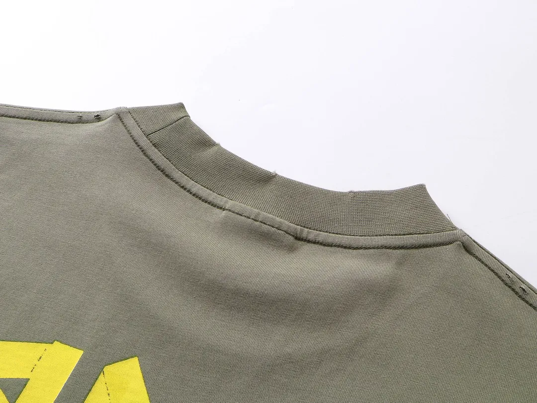 🅿️194 Actual pictures [Top version. Official website quality] BALENCI*GA/Paris. 25ss latest classic tape printing style. Ready-made clothes washed and worn short-sleeved T-shirt. Brick cabinet synchronization. The fabric is made of Paris ZP custom-woven and dyed 100% cotton double yarn compact cotton. The weight is 260 grams, the cloth surface is clean. The cloth pattern is clear, soft and comfortable, and the thread is dyed with no color difference. The classic pattern is printed using environmentally friendly imported materials. The letters are clear and the effect is three-dimensional. Restored brick cabinet. The garments were washed and aged, and polished by many hands. Produced by ultra-heavy craftsmanship, the market currency is very different, welcome to compare. The version adopts OS loose shoulder design. The same style for men and women. Code: BL253632 Color: Washed black, lime green Size: XS, S, M, L