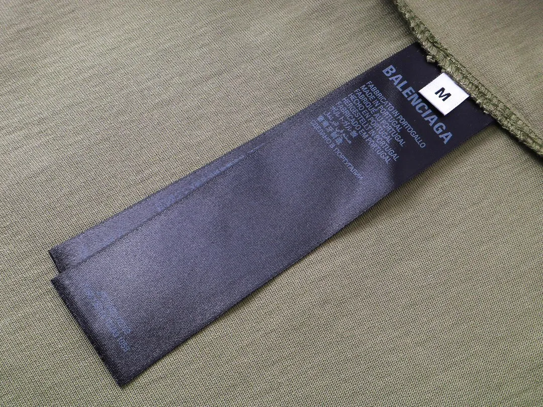 🅿️194 Actual pictures [Top version. Official website quality] BALENCI*GA/Paris. 25ss latest classic tape printing style. Ready-made clothes washed and worn short-sleeved T-shirt. Brick cabinet synchronization. The fabric is made of Paris ZP custom-woven and dyed 100% cotton double yarn compact cotton. The weight is 260 grams, the cloth surface is clean. The cloth pattern is clear, soft and comfortable, and the thread is dyed with no color difference. The classic pattern is printed using environmentally friendly imported materials. The letters are clear and the effect is three-dimensional. Restored brick cabinet. The garments were washed and aged, and polished by many hands. Produced by ultra-heavy craftsmanship, the market currency is very different, welcome to compare. The version adopts OS loose shoulder design. The same style for men and women. Code: BL253632 Color: Washed black, lime green Size: XS, S, M, L
