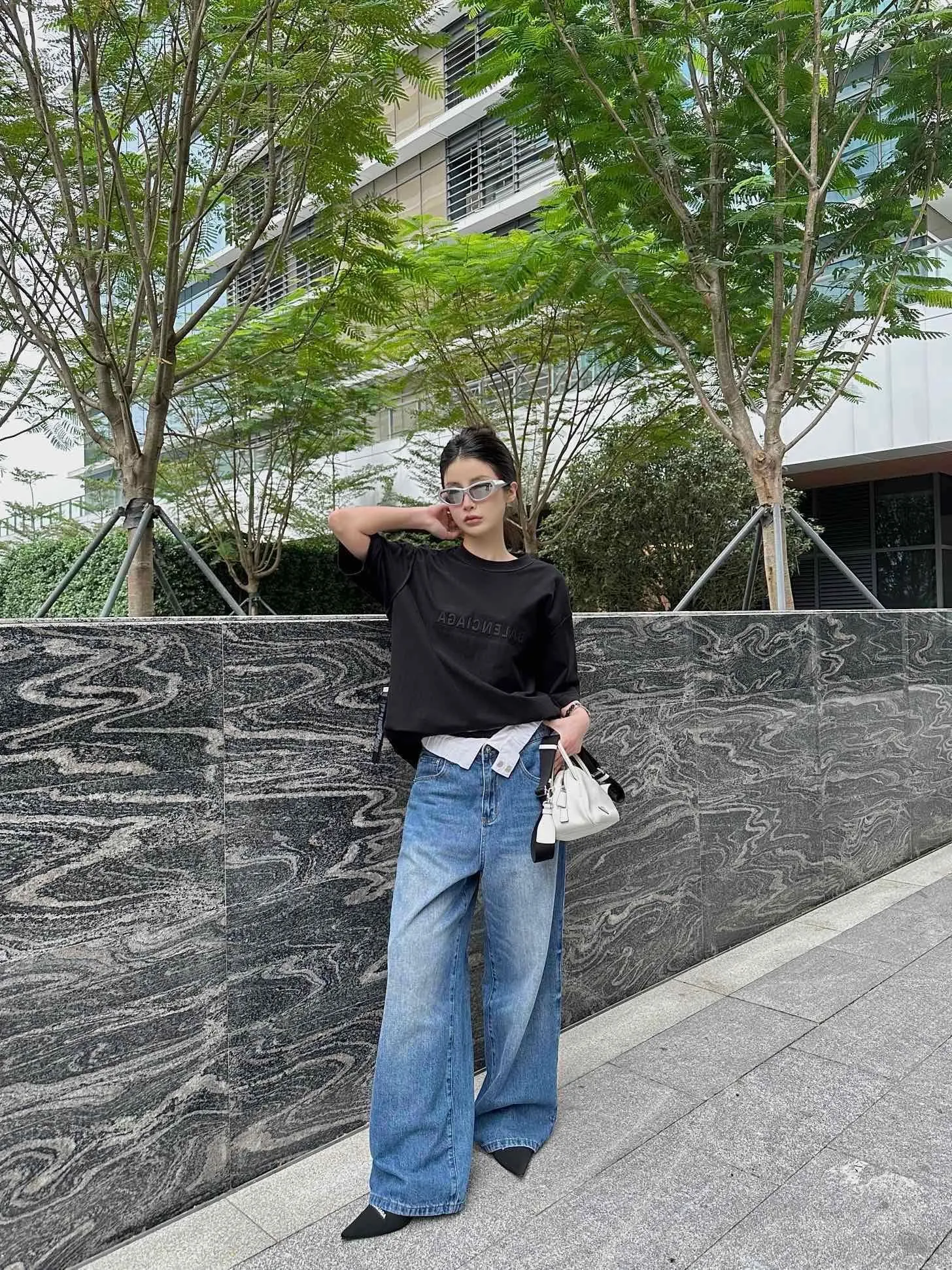 ♻️💯Upper body reference model picture❤️Top tested version Balenciaga 23ss Balenciaga black letter embroidery reversible short-sleeved T-shirt for male and female couples stars 16-count combed siro-spun plain cloth is used for environmentally friendly vulcanization dyeing of the board. The weight of the finished garment is 360 grams. Dust-free singeing and food-feeding processes ensure that the cloth surface is clear and dust-free. Environmentally-friendly vulcanization dyeing and dust-free singeing and food-feeding processes ensure that The cloth surface is clear and dust-free. The matching thread is 16S and the cross pull thread. The difficulty lies in the embroidery. Water-soluble cotton is used for hollow three-dimensional embroidery. Imported Behringer embroidery machine cotton thread embroidery. Large area embroidery parts require a lot of consumption. For large-sized water-soluble cotton, there are many subsequent processes, including the time required to dissolve the water-soluble cotton and the number of washes. If there is unprocessed undissolved cotton glue attached to the clothes, the entire garment will be directly scrapped. In terms of process alone, it is a time-consuming and labor-intensive style. The pattern effect is fully restored. The double-layer stitching on the back collar is firm and tight, the double chain on the shoulders is routed, the hem is tight, the fabric is full of drape, and the pattern is consistent. Every detail is presented to the customer. Customized brand new collar label, washed, distinguishing the wrong collar label from the market, the details are visible. Quality guaranteed! Size: XS-L Color: red washed black P:310