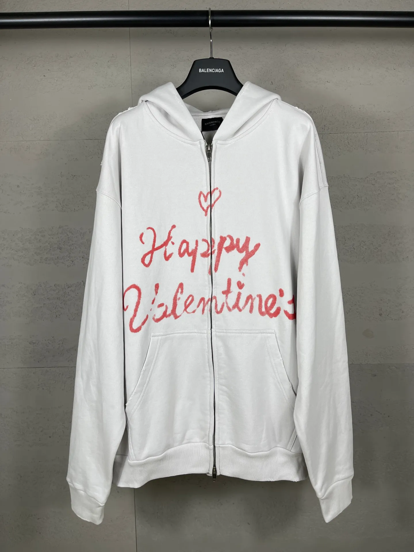 🅿️380 real photos [Top version. Official website quality] BALENCI*GA/Paris.SS25 latest model, Paris Valentine’s Day limited edition. Washed and distressed hooded sweatshirt with direct English print on the front and back. Brick cabinets are synchronized. Genuine products are developed at the first time. Welcome to compare! . The fabric is made of Paris ZP custom-woven and dyed cotton sweatshirt. The weight is 460 grams. The cloth surface is clean. The cloth pattern is clear, soft and comfortable. The threads are dyed with no color difference. The printing uses direct-injection environmentally friendly imported materials. The letters are clear and the effect is three-dimensional. The version adopts OS loose shoulder design. Same style for men and women. Code: BL259929 Color: washed black, gray and white. Size: XS S M L