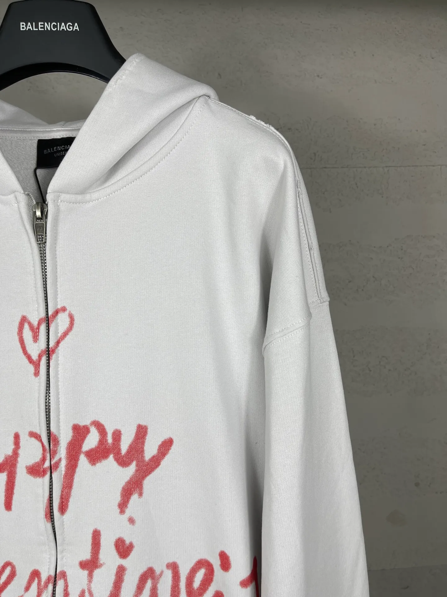🅿️380 real photos [Top version. Official website quality] BALENCI*GA/Paris.SS25 latest model, Paris Valentine’s Day limited edition. Washed and distressed hooded sweatshirt with direct English print on the front and back. Brick cabinets are synchronized. Genuine products are developed at the first time. Welcome to compare! . The fabric is made of Paris ZP custom-woven and dyed cotton sweatshirt. The weight is 460 grams. The cloth surface is clean. The cloth pattern is clear, soft and comfortable. The threads are dyed with no color difference. The printing uses direct-injection environmentally friendly imported materials. The letters are clear and the effect is three-dimensional. The version adopts OS loose shoulder design. Same style for men and women. Code: BL259929 Color: washed black, gray and white. Size: XS S M L