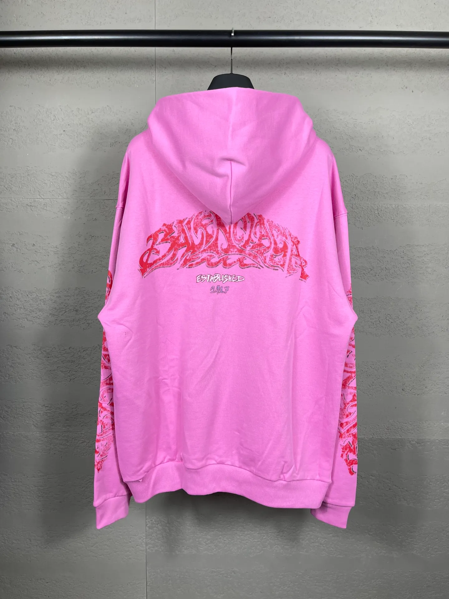 🅿️370 real photos [Top version. Official website quality] BALENCI*GA/Paris. 2024 latest flame graffiti direct-printed long-sleeved hooded zipper cardigan sweatshirt. Brick cabinet synchronization. ⚠️ Differentiating market currency. Developed by YB. The fabric is made of Paris ZP custom-woven and dyed 100% cotton double yarn compact cotton. The weight is 260 grams, the cloth surface is clean. The cloth pattern is clear, soft and comfortable. The threads are dyed with no color difference. The front and back printing adopts Kornit direct-injection printing pattern and adopts OS loose shoulder-dropping pattern. Same style for men and women. Code: BL238056 Color: dark gray blue. Pink Size: XS S M L