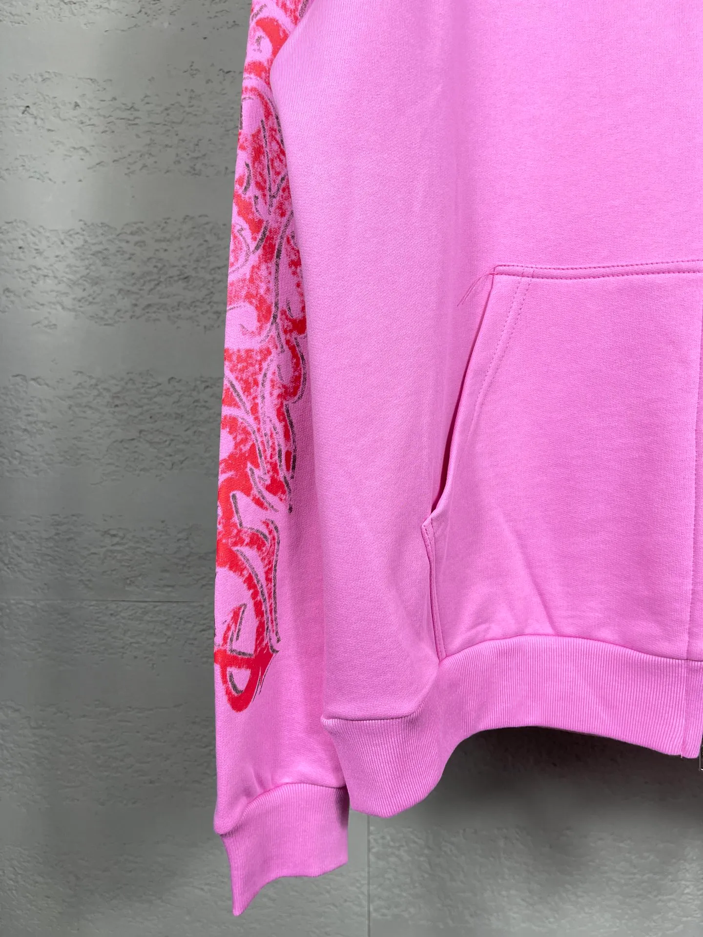 🅿️370 real photos [Top version. Official website quality] BALENCI*GA/Paris. 2024 latest flame graffiti direct-printed long-sleeved hooded zipper cardigan sweatshirt. Brick cabinet synchronization. ⚠️ Differentiating market currency. Developed by YB. The fabric is made of Paris ZP custom-woven and dyed 100% cotton double yarn compact cotton. The weight is 260 grams, the cloth surface is clean. The cloth pattern is clear, soft and comfortable. The threads are dyed with no color difference. The front and back printing adopts Kornit direct-injection printing pattern and adopts OS loose shoulder-dropping pattern. Same style for men and women. Code: BL238056 Color: dark gray blue. Pink Size: XS S M L