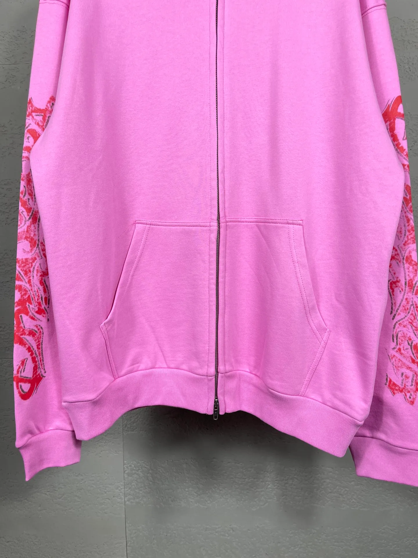 🅿️370 real photos [Top version. Official website quality] BALENCI*GA/Paris. 2024 latest flame graffiti direct-printed long-sleeved hooded zipper cardigan sweatshirt. Brick cabinet synchronization. ⚠️ Differentiating market currency. Developed by YB. The fabric is made of Paris ZP custom-woven and dyed 100% cotton double yarn compact cotton. The weight is 260 grams, the cloth surface is clean. The cloth pattern is clear, soft and comfortable. The threads are dyed with no color difference. The front and back printing adopts Kornit direct-injection printing pattern and adopts OS loose shoulder-dropping pattern. Same style for men and women. Code: BL238056 Color: dark gray blue. Pink Size: XS S M L
