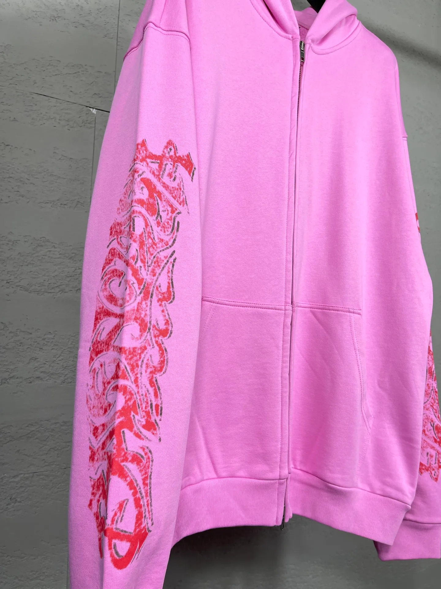 🅿️370 real photos [Top version. Official website quality] BALENCI*GA/Paris. 2024 latest flame graffiti direct-printed long-sleeved hooded zipper cardigan sweatshirt. Brick cabinet synchronization. ⚠️ Differentiating market currency. Developed by YB. The fabric is made of Paris ZP custom-woven and dyed 100% cotton double yarn compact cotton. The weight is 260 grams, the cloth surface is clean. The cloth pattern is clear, soft and comfortable. The threads are dyed with no color difference. The front and back printing adopts Kornit direct-injection printing pattern and adopts OS loose shoulder-dropping pattern. Same style for men and women. Code: BL238056 Color: dark gray blue. Pink Size: XS S M L