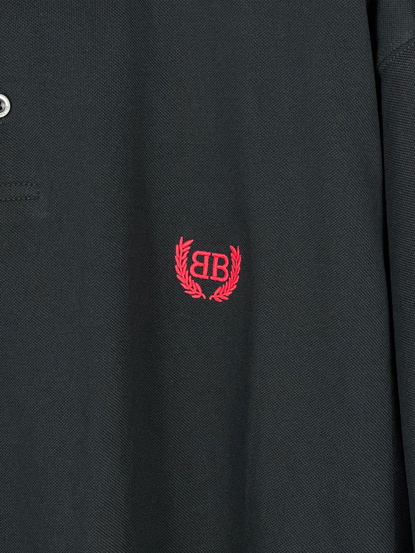 🅿️220 real photos [Top version. Official website quality] BALENCI*GA/Paris #2025 new model with classic LOGO wheat ear embroidery on the front and back, ready-to-wear distressed POLO shirt, front and back slit design, full of design, welcome to compare. The fabric is made of Paris ZP custom-woven and dyed cotton pique, with a weight of 260 grams. The cloth surface is clean. The cloth pattern is clear, soft and comfortable. The threads are woven and dyed with no color difference. The embroidered LOGO is embroidered using imported Tajima embroidery machine. The effect is three-dimensional. Restore the brick cabinet, adopt OS loose shoulder style. Same style for men and women. Coding: BL252208 Color: black, white Size: XS S M L