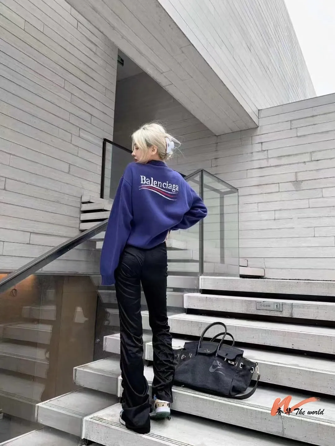 ♻️💯Upper body reference model picture❤️Spring and autumn top-notch proven version of Balenciaga Classic Loose Unisex Pure Cotton Round Neck Sweatshirt. Customized fabrics and printed accessories details are all reproduced one to one. The fabric surface is treated with dust-free woolen craftsmanship, and the shoulder and chain seams are made of 0.8cm bundled strips inside. The special machine-edged double chain-wrapped thread-stitched pure cotton is here to explain why mine is dozens of yuan more expensive than others: 1. Each model is produced by the company. The details of the workmanship and fabrics are consistent with the original ones. There is no color difference between the ones at the counters. Guaranteed no color difference. Replicas are not scary. Whoever is fake is embarrassed. It’s not shameful to make a replica, it’s shameful if you can’t buy the correct version if you make a replica. All of my series can be found in all major places and will be absolutely stunning!  2. The fabric is made of 460 Paris special fabric. No one can make it better than mine. There is really no way to compare with the ordinary version on the market. Respect it. It is authentic and costs thousands of dollars. Don’t go for the quality of street stalls. 3. The workmanship is fully restored and the packaging is fully restored. 4. I guarantee here that this is the highest quality you can find. Size: XS-L Color: haze blue, navy blue, white P:350