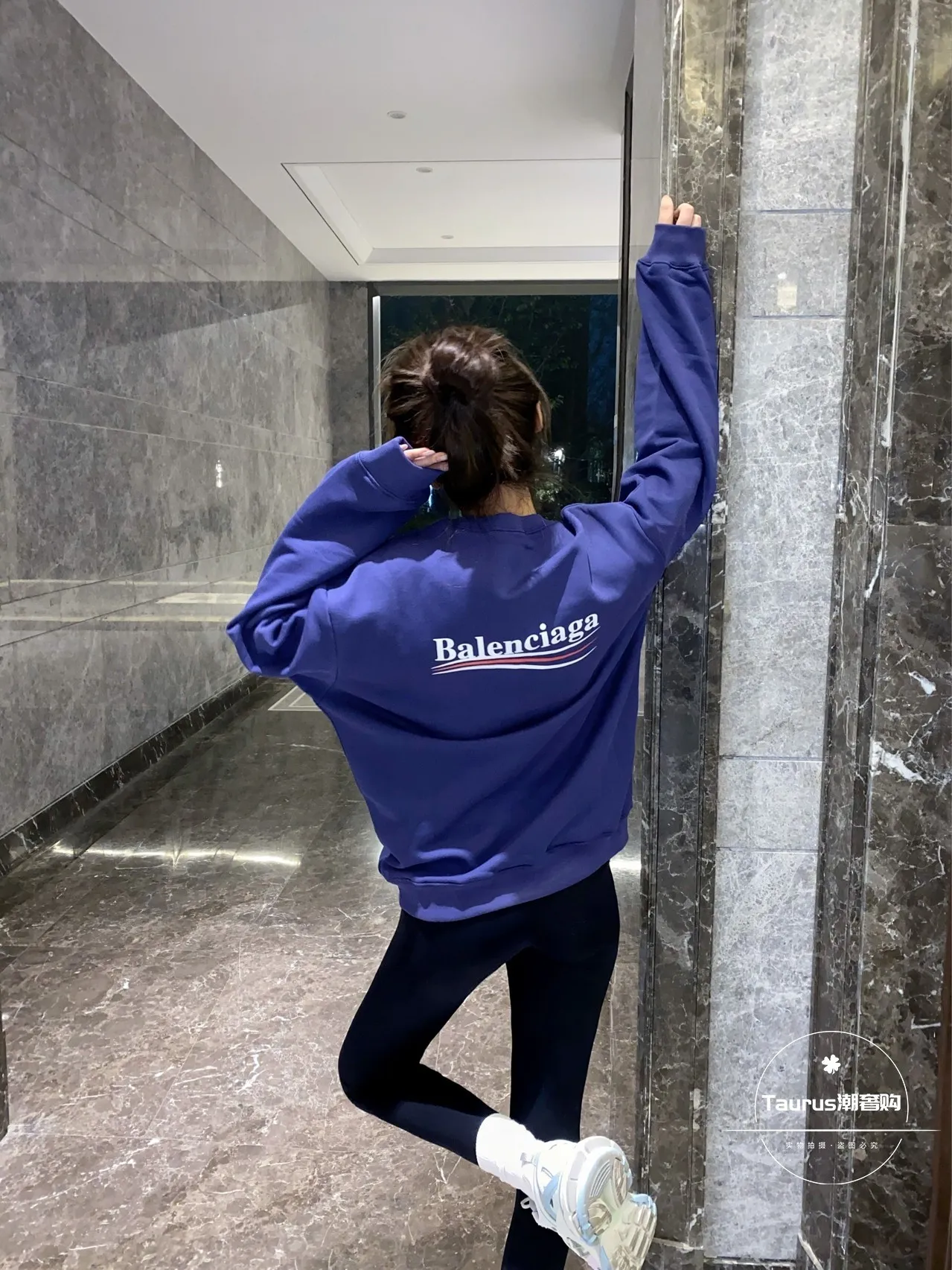 ♻️💯Upper body reference model picture❤️Spring and autumn top-notch proven version of Balenciaga Classic Loose Unisex Pure Cotton Round Neck Sweatshirt. Customized fabrics and printed accessories details are all reproduced one to one. The fabric surface is treated with dust-free woolen craftsmanship, and the shoulder and chain seams are made of 0.8cm bundled strips inside. The special machine-edged double chain-wrapped thread-stitched pure cotton is here to explain why mine is dozens of yuan more expensive than others: 1. Each model is produced by the company. The details of the workmanship and fabrics are consistent with the original ones. There is no color difference between the ones at the counters. Guaranteed no color difference. Replicas are not scary. Whoever is fake is embarrassed. It’s not shameful to make a replica, it’s shameful if you can’t buy the correct version if you make a replica. All of my series can be found in all major places and will be absolutely stunning!  2. The fabric is made of 460 Paris special fabric. No one can make it better than mine. There is really no way to compare with the ordinary version on the market. Respect it. It is authentic and costs thousands of dollars. Don’t go for the quality of street stalls. 3. The workmanship is fully restored and the packaging is fully restored. 4. I guarantee here that this is the highest quality you can find. Size: XS-L Color: haze blue, navy blue, white P:350