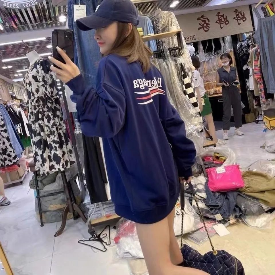 ♻️💯Upper body reference model picture❤️Spring and autumn top-notch proven version of Balenciaga Classic Loose Unisex Pure Cotton Round Neck Sweatshirt. Customized fabrics and printed accessories details are all reproduced one to one. The fabric surface is treated with dust-free woolen craftsmanship, and the shoulder and chain seams are made of 0.8cm bundled strips inside. The special machine-edged double chain-wrapped thread-stitched pure cotton is here to explain why mine is dozens of yuan more expensive than others: 1. Each model is produced by the company. The details of the workmanship and fabrics are consistent with the original ones. There is no color difference between the ones at the counters. Guaranteed no color difference. Replicas are not scary. Whoever is fake is embarrassed. It’s not shameful to make a replica, it’s shameful if you can’t buy the correct version if you make a replica. All of my series can be found in all major places and will be absolutely stunning!  2. The fabric is made of 460 Paris special fabric. No one can make it better than mine. There is really no way to compare with the ordinary version on the market. Respect it. It is authentic and costs thousands of dollars. Don’t go for the quality of street stalls. 3. The workmanship is fully restored and the packaging is fully restored. 4. I guarantee here that this is the highest quality you can find. Size: XS-L Color: haze blue, navy blue, white P:350