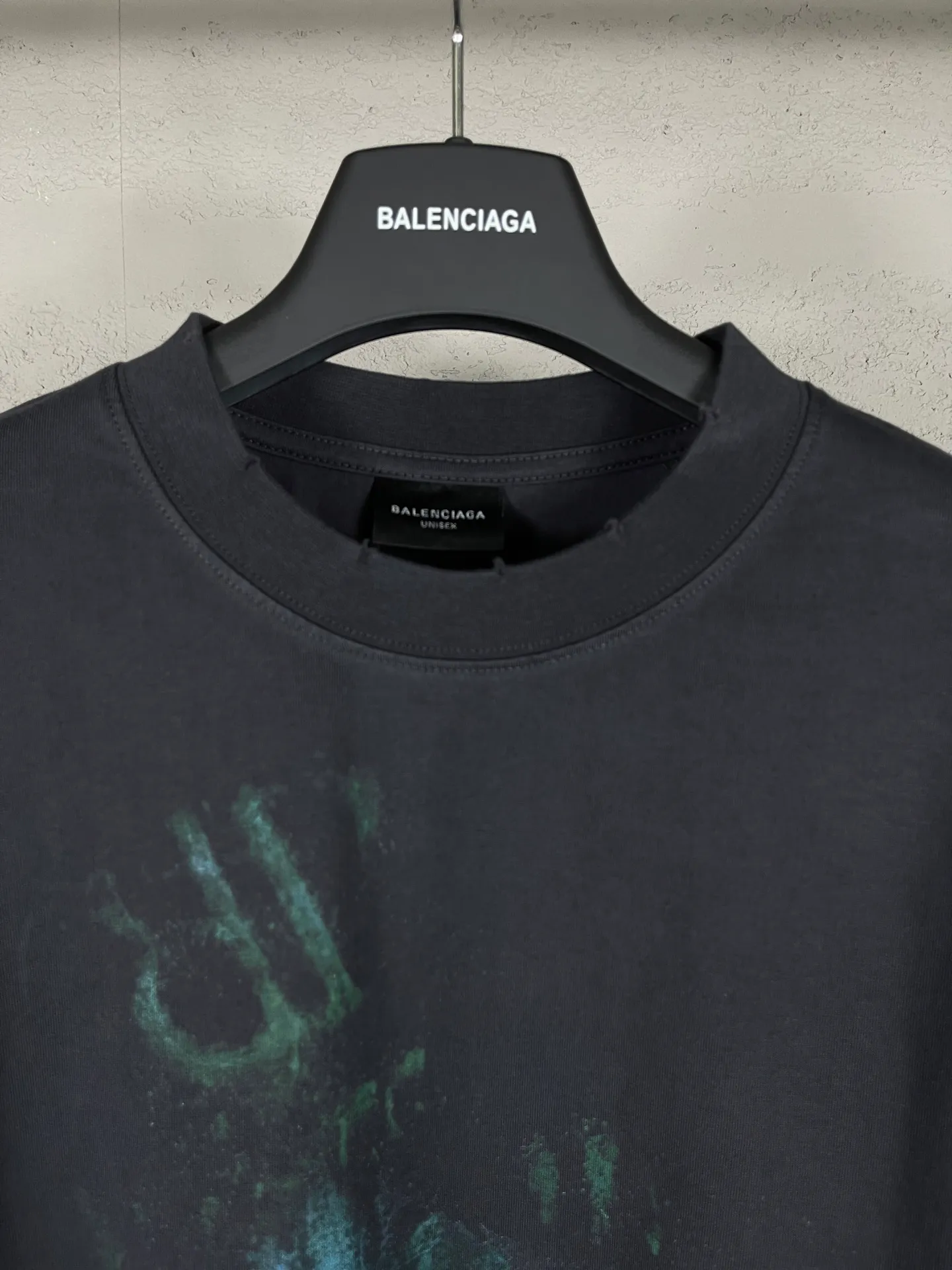 🅿️230 Detailed pictures [Top version. Official website quality] BALENCI*GA/Paris BALENCI*GA#25 Paris new model, blurred pattern on the front and back, white ink direct spray, washed and worn, old hem, hand-polished long-sleeved T-shirt. Brick cabinet synchronization. The old and worn ZP is the same, welcome to compare. The fabric is made of Paris ZP custom-woven and dyed 100% cotton double-yarn compact cotton. The weight is 260 grams. The cloth surface is clean. The cloth pattern is clear. Soft and comfortable. Good color fastness. Not easy to change color. The threads are woven and dyed with no color difference. The printing uses white ink computer direct printing, and the garments are washed, worn and worn, and the craftsmanship is extremely heavy. Jubie market makes goods based on pictures. Comparisons welcome. Restore brick cabinet. The version adopts OS loose shoulder version. Same style for men and women. Code: BL255088 Color: gray blue Size: XS S M L