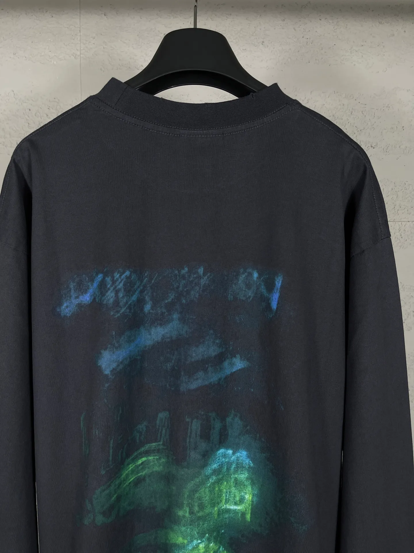 🅿️230 Detailed pictures [Top version. Official website quality] BALENCI*GA/Paris BALENCI*GA#25 Paris new model, blurred pattern on the front and back, white ink direct spray, washed and worn, old hem, hand-polished long-sleeved T-shirt. Brick cabinet synchronization. The old and worn ZP is the same, welcome to compare. The fabric is made of Paris ZP custom-woven and dyed 100% cotton double-yarn compact cotton. The weight is 260 grams. The cloth surface is clean. The cloth pattern is clear. Soft and comfortable. Good color fastness. Not easy to change color. The threads are woven and dyed with no color difference. The printing uses white ink computer direct printing, and the garments are washed, worn and worn, and the craftsmanship is extremely heavy. Jubie market makes goods based on pictures. Comparisons welcome. Restore brick cabinet. The version adopts OS loose shoulder version. Same style for men and women. Code: BL255088 Color: gray blue Size: XS S M L