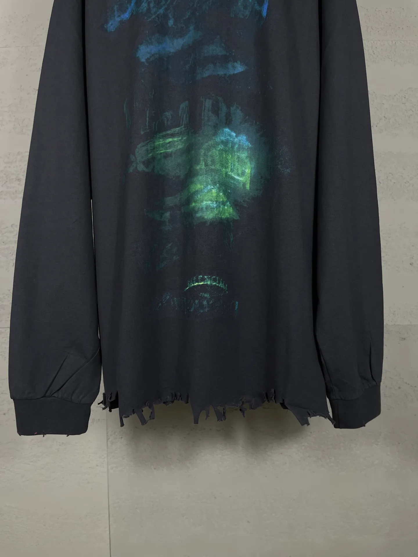 🅿️230 Detailed pictures [Top version. Official website quality] BALENCI*GA/Paris BALENCI*GA#25 Paris new model, blurred pattern on the front and back, white ink direct spray, washed and worn, old hem, hand-polished long-sleeved T-shirt. Brick cabinet synchronization. The old and worn ZP is the same, welcome to compare. The fabric is made of Paris ZP custom-woven and dyed 100% cotton double-yarn compact cotton. The weight is 260 grams. The cloth surface is clean. The cloth pattern is clear. Soft and comfortable. Good color fastness. Not easy to change color. The threads are woven and dyed with no color difference. The printing uses white ink computer direct printing, and the garments are washed, worn and worn, and the craftsmanship is extremely heavy. Jubie market makes goods based on pictures. Comparisons welcome. Restore brick cabinet. The version adopts OS loose shoulder version. Same style for men and women. Code: BL255088 Color: gray blue Size: XS S M L