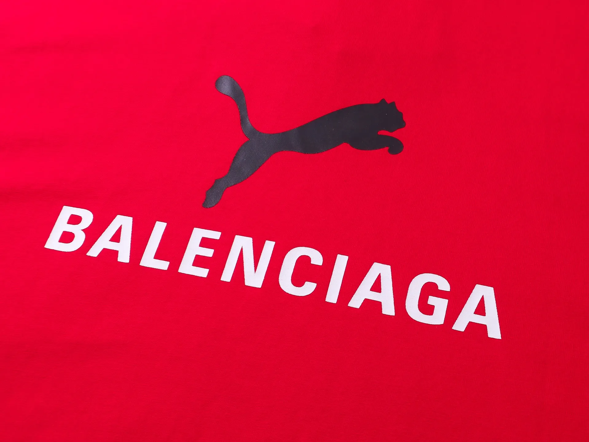 🅿️180 real photos [Top version. Official website quality] BALENCI*GA/26 new model. Paris co-branded puma series front printed washed short-sleeved T-shirt # SS26 latest model. Research and development at the first time, different market currencies. Comparisons welcome. The fabric is made of Paris ZP custom-woven and dyed cotton double yarn. Weighing 260 grams, the cloth surface is clean. The cloth pattern is clear, soft and comfortable. The threads are dyed with no color difference. The printing uses environmentally friendly imported rubber paddles, with clear letters and no burrs. Strong three-dimensional effect. Garment washing water. Jubie market currency. Welcome to compare. The version adopts OS loose shoulder design. Same style for men and women. Code: BL253716 Color: washed black, red, off-white Size: XS S M L