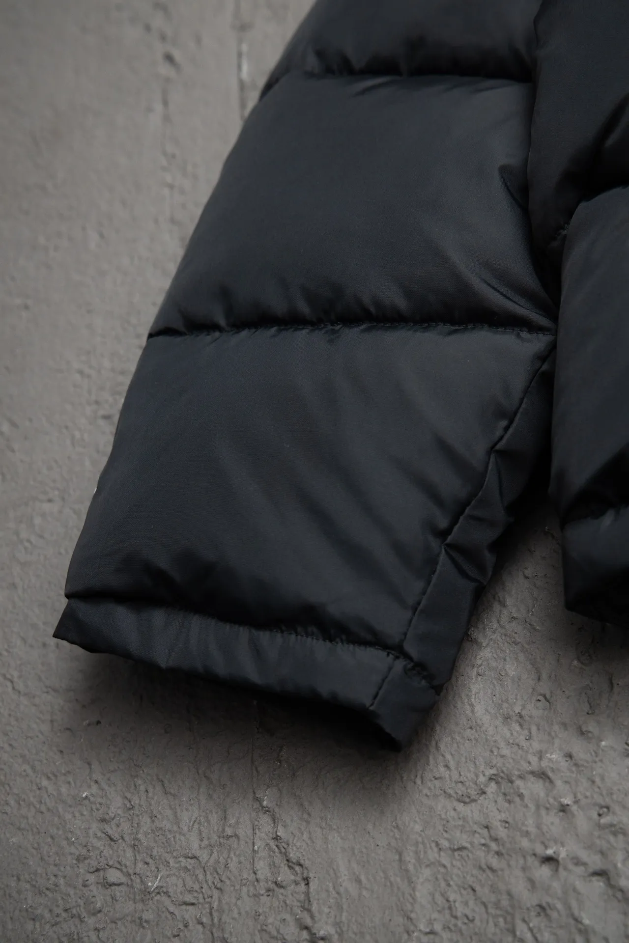 💰820 [Highest version] Balenciaga BLCG 24FW 3B embroidered black and white front and back reversible cocoon-type ski down jacket. Correct version. Custom dyed 70D plain nylon jacket fabric. Fabric level 4 water-repellent coating process. The front and back are made of the same fabric. 3D laser cutting. The whole body follows the original cocoon design. The interior is made of double-layer 330 gallbladder. Filled with 500 grams of Xinjiang pearl particle cotton. Zipper pockets on both sides Imported eco-friendly glue heat-setting ink printing technology Tajima high-speed embroidery machine machine embroidery 3B logo three-dimensional and full Hem elastic elastic spring buckle design Customized hardware zipper with front and reverse rail puller Opening the mold to customize the original air eye Opening the mold to customize the original logo sugar cube rope stopper Original main mark washed tag brand packaging Color: black and white Size: 46/48/50/52 Size chart: Clothes length Bust Shoulder Width Sleeve Length 46: 68 138 65 60 48: 70 142 66 61 50: 72 146 67 62 52: 74 150 68 63 Note: There is a difference of 1~2CM due to manual measurement