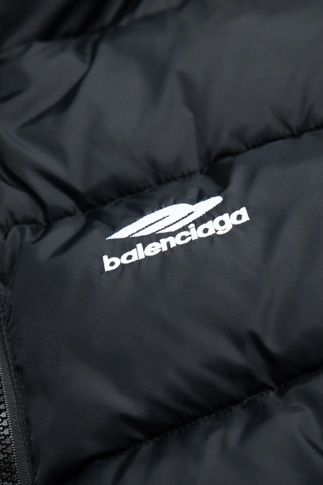 💰820 [Highest version] Balenciaga BLCG 24FW 3B embroidered black and white front and back reversible cocoon-type ski down jacket. Correct version. Custom dyed 70D plain nylon jacket fabric. Fabric level 4 water-repellent coating process. The front and back are made of the same fabric. 3D laser cutting. The whole body follows the original cocoon design. The interior is made of double-layer 330 gallbladder. Filled with 500 grams of Xinjiang pearl particle cotton. Zipper pockets on both sides Imported eco-friendly glue heat-setting ink printing technology Tajima high-speed embroidery machine machine embroidery 3B logo three-dimensional and full Hem elastic elastic spring buckle design Customized hardware zipper with front and reverse rail puller Opening the mold to customize the original air eye Opening the mold to customize the original logo sugar cube rope stopper Original main mark washed tag brand packaging Color: black and white Size: 46/48/50/52 Size chart: Clothes length Bust Shoulder Width Sleeve Length 46: 68 138 65 60 48: 70 142 66 61 50: 72 146 67 62 52: 74 150 68 63 Note: There is a difference of 1~2CM due to manual measurement