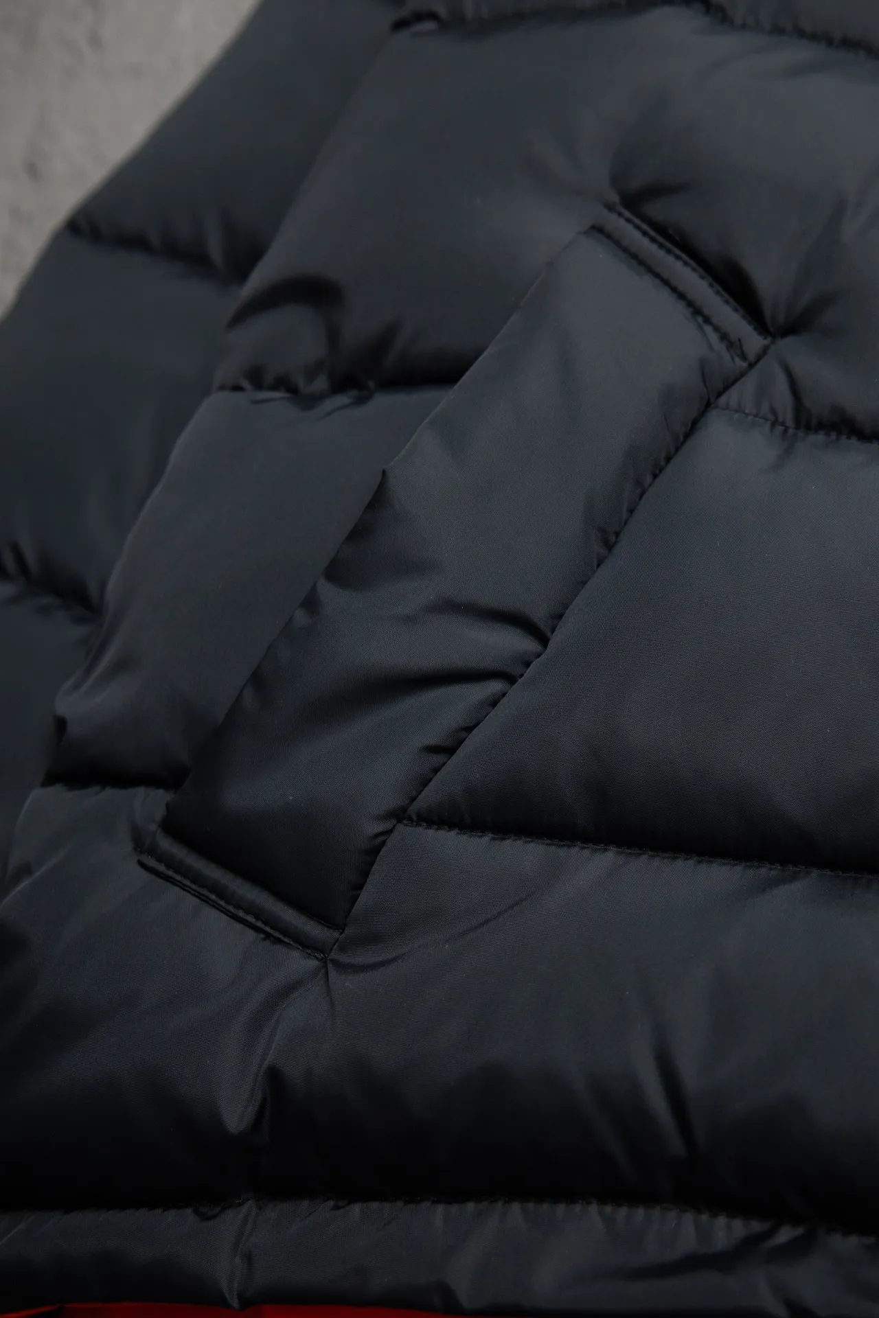 💰820 [Highest version] Balenciaga BLCG 24FW 3B embroidered black and white front and back reversible cocoon-type ski down jacket. Correct version. Custom dyed 70D plain nylon jacket fabric. Fabric level 4 water-repellent coating process. The front and back are made of the same fabric. 3D laser cutting. The whole body follows the original cocoon design. The interior is made of double-layer 330 gallbladder. Filled with 500 grams of Xinjiang pearl particle cotton. Zipper pockets on both sides Imported eco-friendly glue heat-setting ink printing technology Tajima high-speed embroidery machine machine embroidery 3B logo three-dimensional and full Hem elastic elastic spring buckle design Customized hardware zipper with front and reverse rail puller Opening the mold to customize the original air eye Opening the mold to customize the original logo sugar cube rope stopper Original main mark washed tag brand packaging Color: black and white Size: 46/48/50/52 Size chart: Clothes length Bust Shoulder Width Sleeve Length 46: 68 138 65 60 48: 70 142 66 61 50: 72 146 67 62 52: 74 150 68 63 Note: There is a difference of 1~2CM due to manual measurement