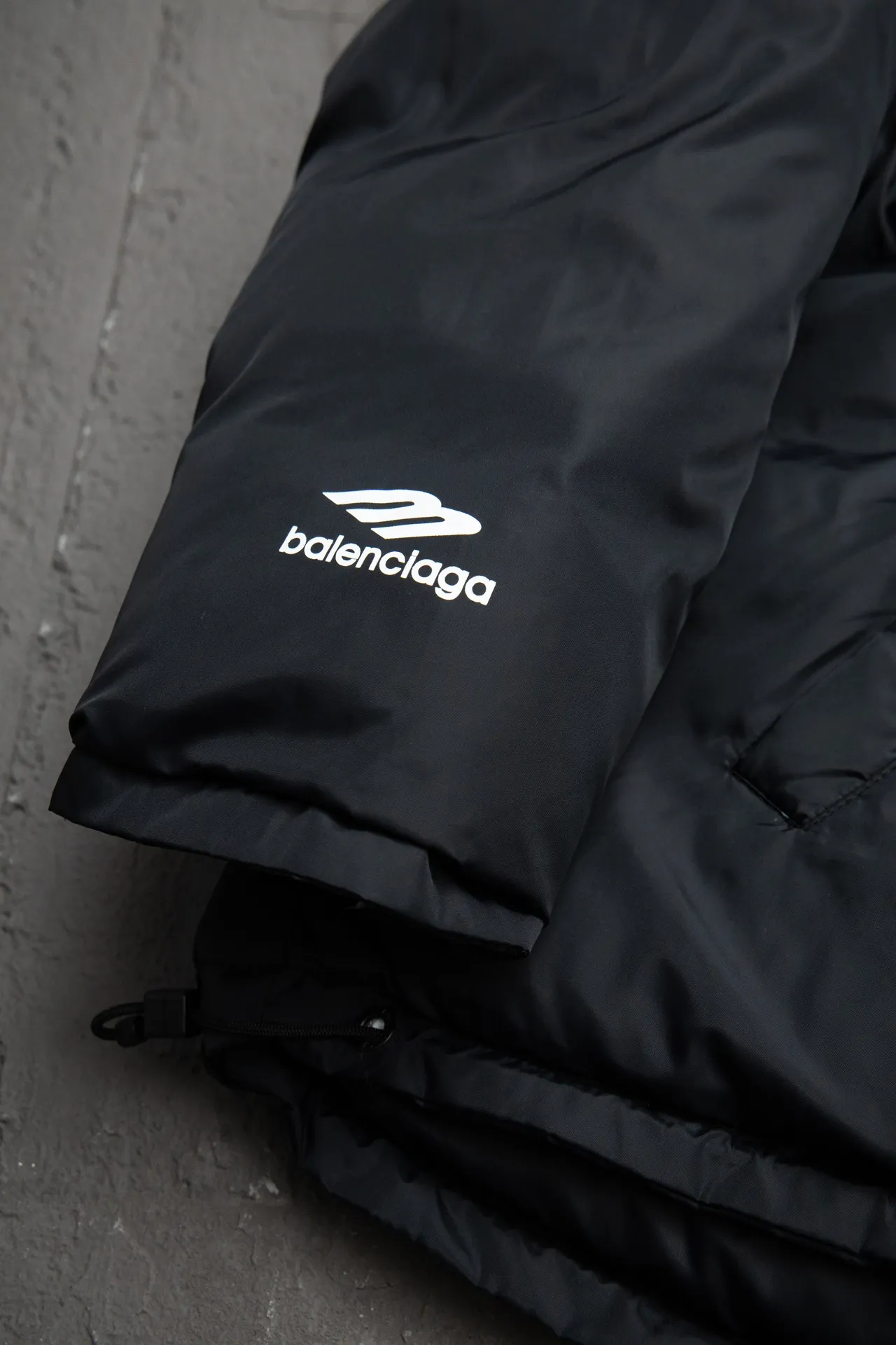 💰820 [Highest version] Balenciaga BLCG 24FW 3B embroidered black and white front and back reversible cocoon-type ski down jacket. Correct version. Custom dyed 70D plain nylon jacket fabric. Fabric level 4 water-repellent coating process. The front and back are made of the same fabric. 3D laser cutting. The whole body follows the original cocoon design. The interior is made of double-layer 330 gallbladder. Filled with 500 grams of Xinjiang pearl particle cotton. Zipper pockets on both sides Imported eco-friendly glue heat-setting ink printing technology Tajima high-speed embroidery machine machine embroidery 3B logo three-dimensional and full Hem elastic elastic spring buckle design Customized hardware zipper with front and reverse rail puller Opening the mold to customize the original air eye Opening the mold to customize the original logo sugar cube rope stopper Original main mark washed tag brand packaging Color: black and white Size: 46/48/50/52 Size chart: Clothes length Bust Shoulder Width Sleeve Length 46: 68 138 65 60 48: 70 142 66 61 50: 72 146 67 62 52: 74 150 68 63 Note: There is a difference of 1~2CM due to manual measurement