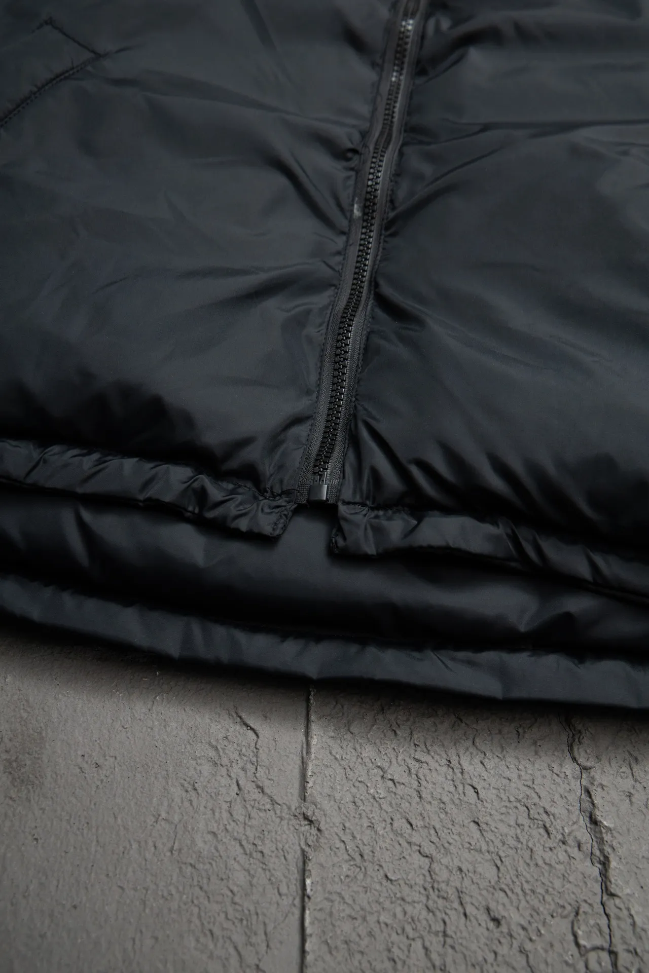 💰820 [Highest version] Balenciaga BLCG 24FW 3B embroidered black and white front and back reversible cocoon-type ski down jacket. Correct version. Custom dyed 70D plain nylon jacket fabric. Fabric level 4 water-repellent coating process. The front and back are made of the same fabric. 3D laser cutting. The whole body follows the original cocoon design. The interior is made of double-layer 330 gallbladder. Filled with 500 grams of Xinjiang pearl particle cotton. Zipper pockets on both sides Imported eco-friendly glue heat-setting ink printing technology Tajima high-speed embroidery machine machine embroidery 3B logo three-dimensional and full Hem elastic elastic spring buckle design Customized hardware zipper with front and reverse rail puller Opening the mold to customize the original air eye Opening the mold to customize the original logo sugar cube rope stopper Original main mark washed tag brand packaging Color: black and white Size: 46/48/50/52 Size chart: Clothes length Bust Shoulder Width Sleeve Length 46: 68 138 65 60 48: 70 142 66 61 50: 72 146 67 62 52: 74 150 68 63 Note: There is a difference of 1~2CM due to manual measurement