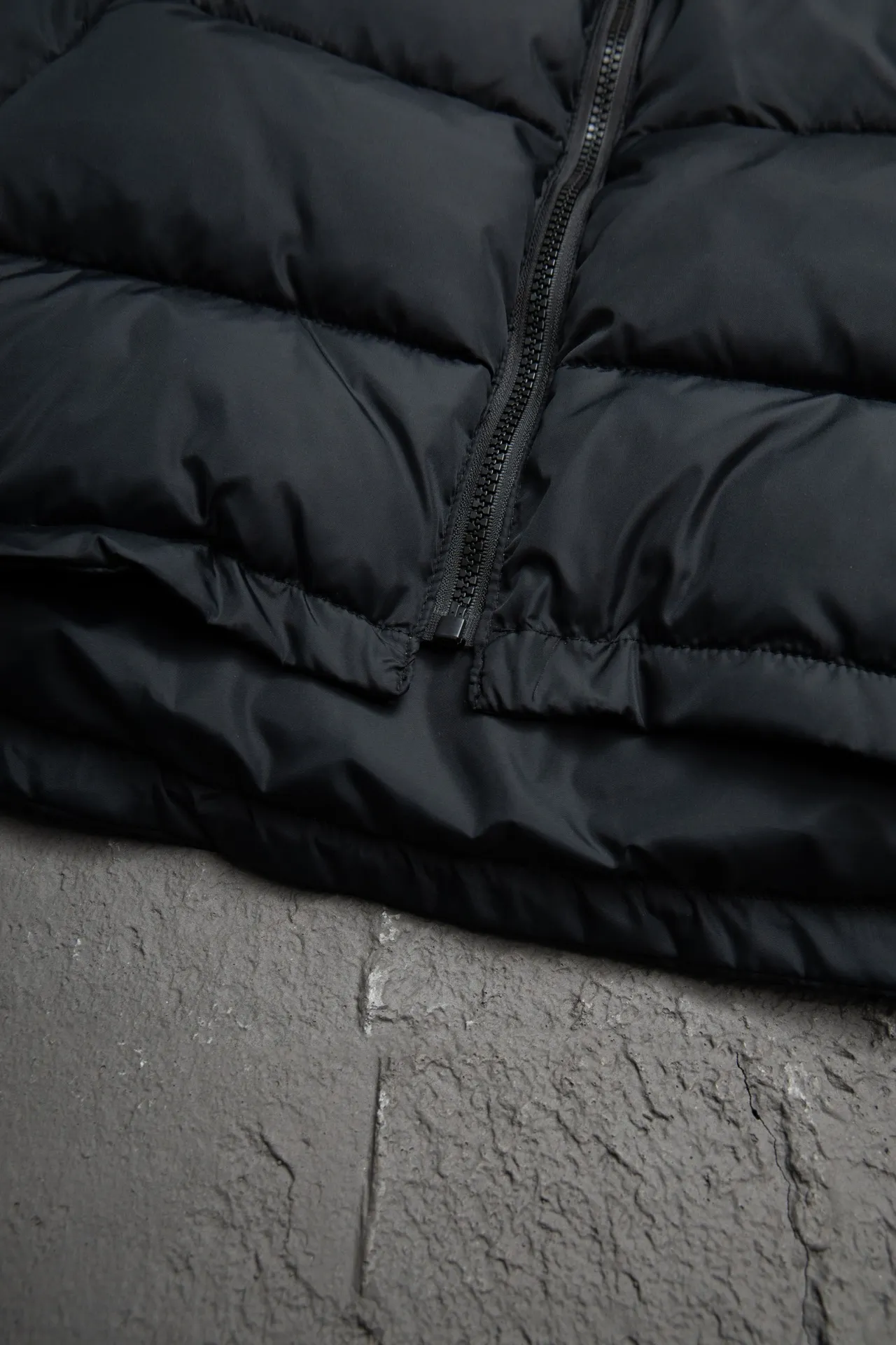 💰820 [Highest version] Balenciaga BLCG 24FW 3B embroidered black and white front and back reversible cocoon-type ski down jacket. Correct version. Custom dyed 70D plain nylon jacket fabric. Fabric level 4 water-repellent coating process. The front and back are made of the same fabric. 3D laser cutting. The whole body follows the original cocoon design. The interior is made of double-layer 330 gallbladder. Filled with 500 grams of Xinjiang pearl particle cotton. Zipper pockets on both sides Imported eco-friendly glue heat-setting ink printing technology Tajima high-speed embroidery machine machine embroidery 3B logo three-dimensional and full Hem elastic elastic spring buckle design Customized hardware zipper with front and reverse rail puller Opening the mold to customize the original air eye Opening the mold to customize the original logo sugar cube rope stopper Original main mark washed tag brand packaging Color: black and white Size: 46/48/50/52 Size chart: Clothes length Bust Shoulder Width Sleeve Length 46: 68 138 65 60 48: 70 142 66 61 50: 72 146 67 62 52: 74 150 68 63 Note: There is a difference of 1~2CM due to manual measurement
