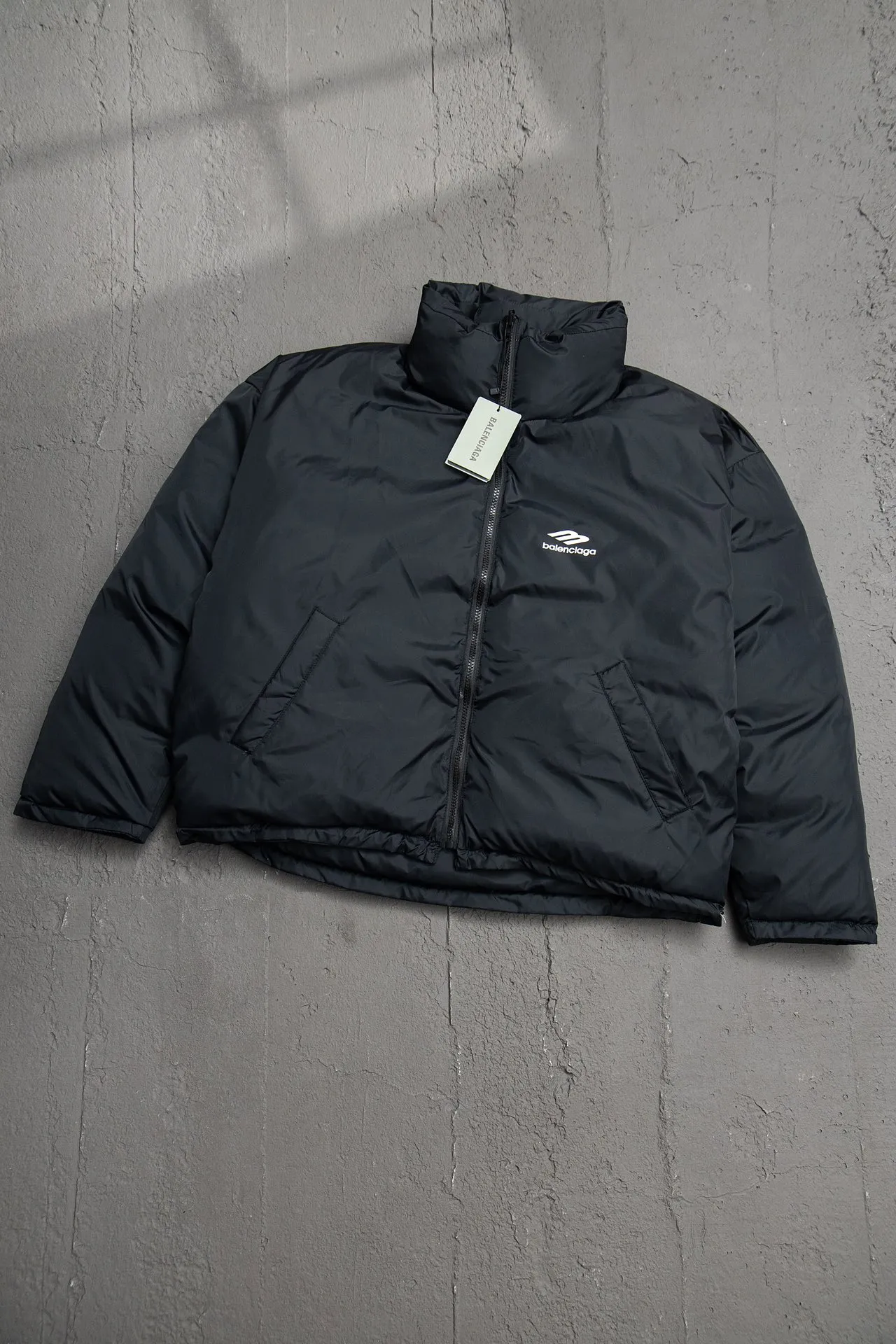 💰820 [Highest version] Balenciaga BLCG 24FW 3B embroidered black and white front and back reversible cocoon-type ski down jacket. Correct version. Custom dyed 70D plain nylon jacket fabric. Fabric level 4 water-repellent coating process. The front and back are made of the same fabric. 3D laser cutting. The whole body follows the original cocoon design. The interior is made of double-layer 330 gallbladder. Filled with 500 grams of Xinjiang pearl particle cotton. Zipper pockets on both sides Imported eco-friendly glue heat-setting ink printing technology Tajima high-speed embroidery machine machine embroidery 3B logo three-dimensional and full Hem elastic elastic spring buckle design Customized hardware zipper with front and reverse rail puller Opening the mold to customize the original air eye Opening the mold to customize the original logo sugar cube rope stopper Original main mark washed tag brand packaging Color: black and white Size: 46/48/50/52 Size chart: Clothes length Bust Shoulder Width Sleeve Length 46: 68 138 65 60 48: 70 142 66 61 50: 72 146 67 62 52: 74 150 68 63 Note: There is a difference of 1~2CM due to manual measurement