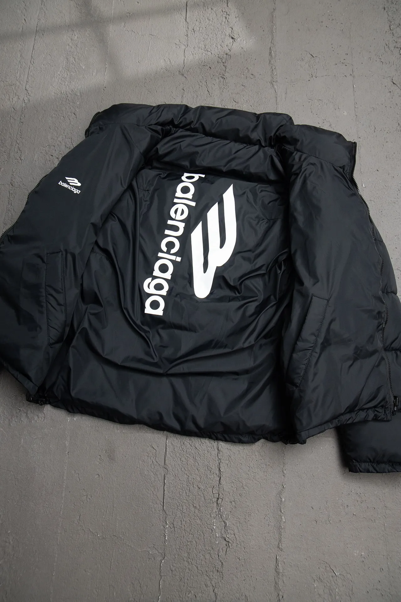 💰820 [Highest version] Balenciaga BLCG 24FW 3B embroidered black and white front and back reversible cocoon-type ski down jacket. Correct version. Custom dyed 70D plain nylon jacket fabric. Fabric level 4 water-repellent coating process. The front and back are made of the same fabric. 3D laser cutting. The whole body follows the original cocoon design. The interior is made of double-layer 330 gallbladder. Filled with 500 grams of Xinjiang pearl particle cotton. Zipper pockets on both sides Imported eco-friendly glue heat-setting ink printing technology Tajima high-speed embroidery machine machine embroidery 3B logo three-dimensional and full Hem elastic elastic spring buckle design Customized hardware zipper with front and reverse rail puller Opening the mold to customize the original air eye Opening the mold to customize the original logo sugar cube rope stopper Original main mark washed tag brand packaging Color: black and white Size: 46/48/50/52 Size chart: Clothes length Bust Shoulder Width Sleeve Length 46: 68 138 65 60 48: 70 142 66 61 50: 72 146 67 62 52: 74 150 68 63 Note: There is a difference of 1~2CM due to manual measurement