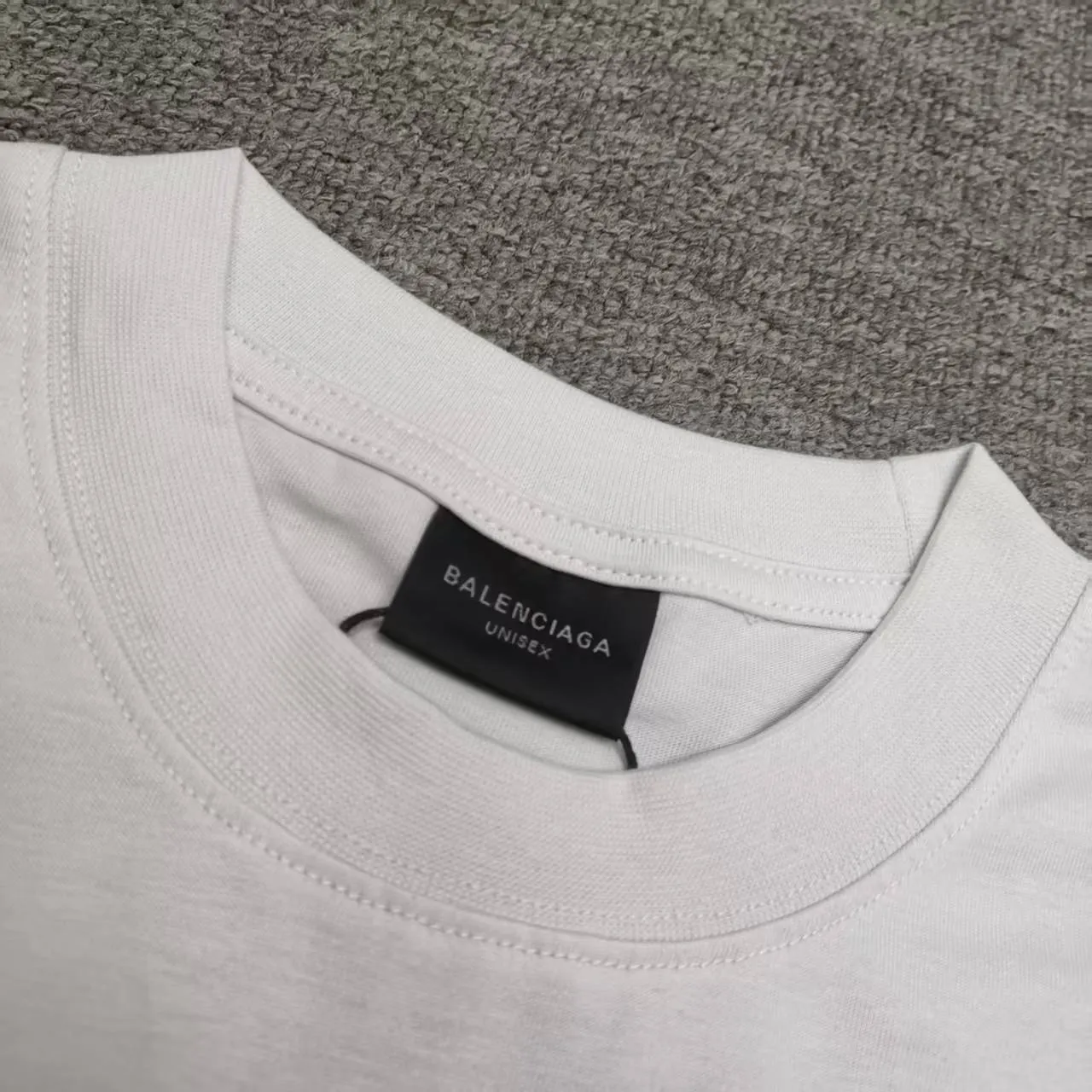 [Top version. Official website quality] BALENCI*GA/Paris.SS25 latest model, Paris Chinese Valentine's Day limited edition, short-sleeved T-shirt with love LOGO embroidery on the front and love LOGO printing on the back. Brick cabinet synchronization. Genuine product development at the first time, welcome to compare! The fabric is made of Paris ZP custom-woven and dyed cotton double yarn. Weighing 260 grams, the cloth surface is clean. The cloth pattern is clear, soft and comfortable. The threads are dyed with no color difference. The embroidery is done using imported Tajima embroidery machines. The printing uses environmentally friendly imported rubber paddles. The letters are clear and the effect is three-dimensional. The version adopts OS loose shoulder design. Same style for men and women. Color: black, red, pink, off-white. Size: XS S M L P260