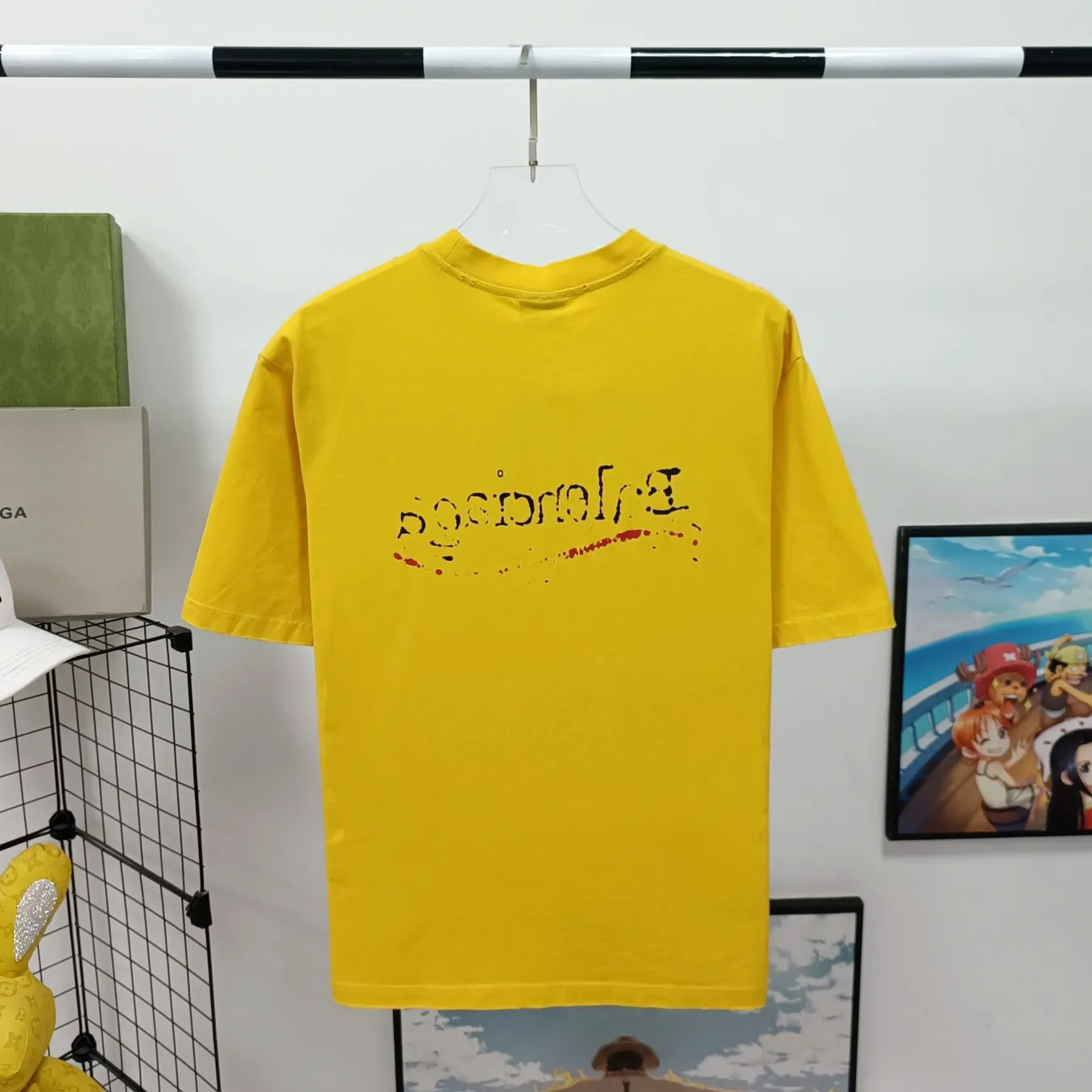 [New arrival] Top tested version BALENCIAGA 23SS male and female couple star same style pure cotton loose Cola Malone graffiti ripped short-sleeved T-shirt. Customized 1:1 colorless dyed fabric. Matched thread. Double enzyme garment wash to ensure durability and washability and not easy to deform. Imported machine water-based ink printing, delicate printing, like graffiti. Purely hand-washed, polished and aged! Comparable to yb, the quality is very different from the market version. If you know the goods, please compare. The fabric is made of 280g double-ply double-yarn plain cotton loose fabric. It feels smooth, loose, breathable and full of drape.  Color: Yellow Blue Size: XS-L P:270