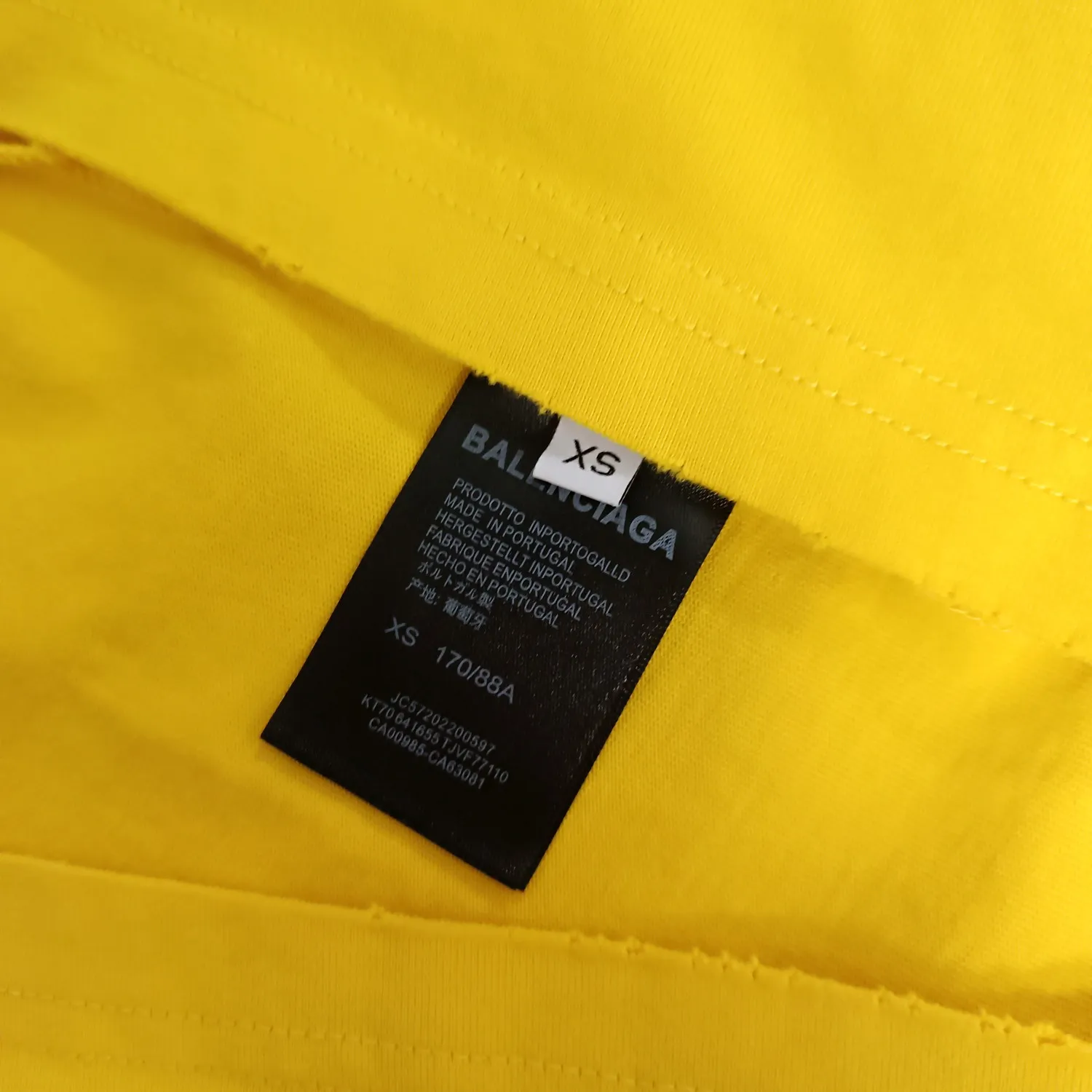 [New arrival] Top tested version BALENCIAGA 23SS male and female couple star same style pure cotton loose Cola Malone graffiti ripped short-sleeved T-shirt. Customized 1:1 colorless dyed fabric. Matched thread. Double enzyme garment wash to ensure durability and washability and not easy to deform. Imported machine water-based ink printing, delicate printing, like graffiti. Purely hand-washed, polished and aged! Comparable to yb, the quality is very different from the market version. If you know the goods, please compare. The fabric is made of 280g double-ply double-yarn plain cotton loose fabric. It feels smooth, loose, breathable and full of drape.  Color: Yellow Blue Size: XS-L P:270