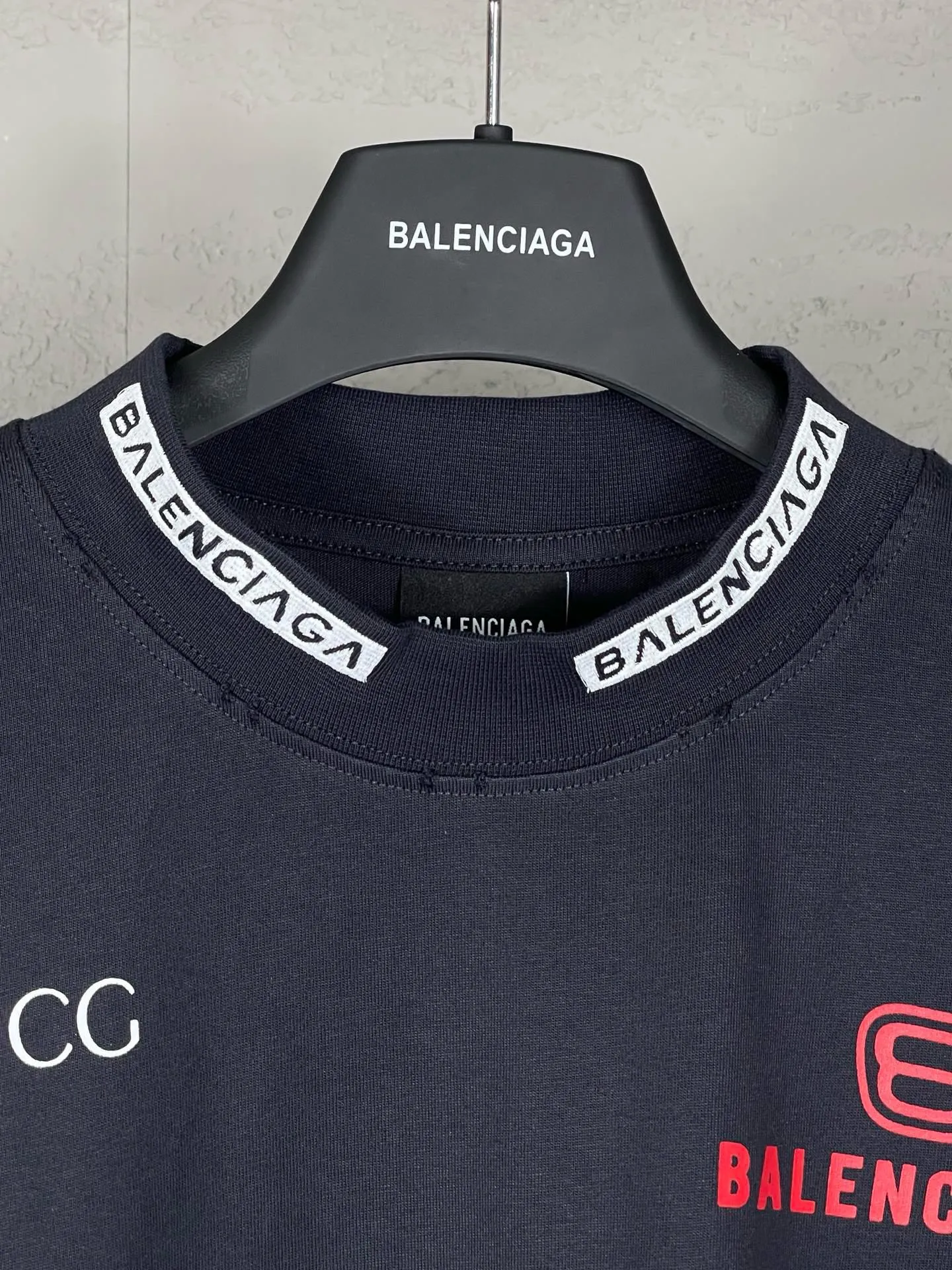 🅿️220 real photos [Top version. Official website quality] BALENCI*GA/Paris BALENCI*GA#2024 latest model, multiple LoGO classic prints, collar embroidery, ready-to-wear worn long-sleeved T-shirts. Brick cabinet synchronization. Genuine products are developed and developed in the first time. Welcome to compare! Notice! ️The authentic product is worn and worn throughout. The fabric is made of Paris ZP custom-woven and dyed 100% cotton with double yarns and compact cotton. The weight is 260 grams. The cloth surface is clean. The cloth pattern is clear. It is soft and comfortable. It has good color fastness and is not easy to change color. The threads are woven and dyed with no color difference. The printing is done by computer direct printing, and the rib embroidery on the front collar has a three-dimensional effect. The garment is distressed and worn, with ultra-high craftsmanship. The version adopts the OS loose shoulder style. Same style for men and women. Coding: BL225011 Color: white, dark gray blue Size: XS S M L