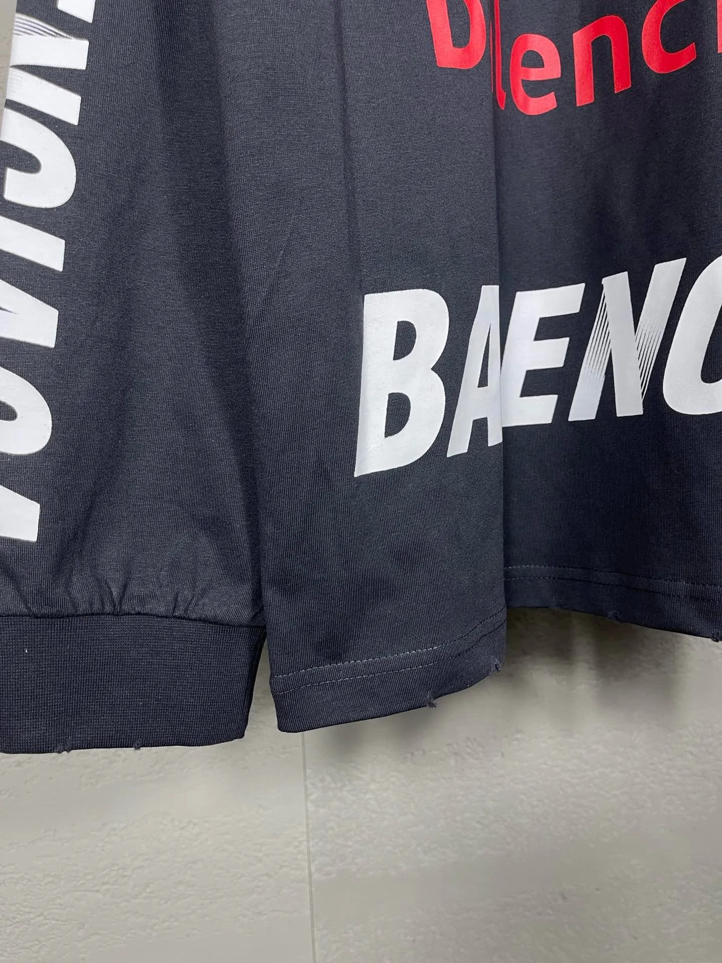 🅿️220 real photos [Top version. Official website quality] BALENCI*GA/Paris BALENCI*GA#2024 latest model, multiple LoGO classic prints, collar embroidery, ready-to-wear worn long-sleeved T-shirts. Brick cabinet synchronization. Genuine products are developed and developed in the first time. Welcome to compare! Notice! ️The authentic product is worn and worn throughout. The fabric is made of Paris ZP custom-woven and dyed 100% cotton with double yarns and compact cotton. The weight is 260 grams. The cloth surface is clean. The cloth pattern is clear. It is soft and comfortable. It has good color fastness and is not easy to change color. The threads are woven and dyed with no color difference. The printing is done by computer direct printing, and the rib embroidery on the front collar has a three-dimensional effect. The garment is distressed and worn, with ultra-high craftsmanship. The version adopts the OS loose shoulder style. Same style for men and women. Coding: BL225011 Color: white, dark gray blue Size: XS S M L