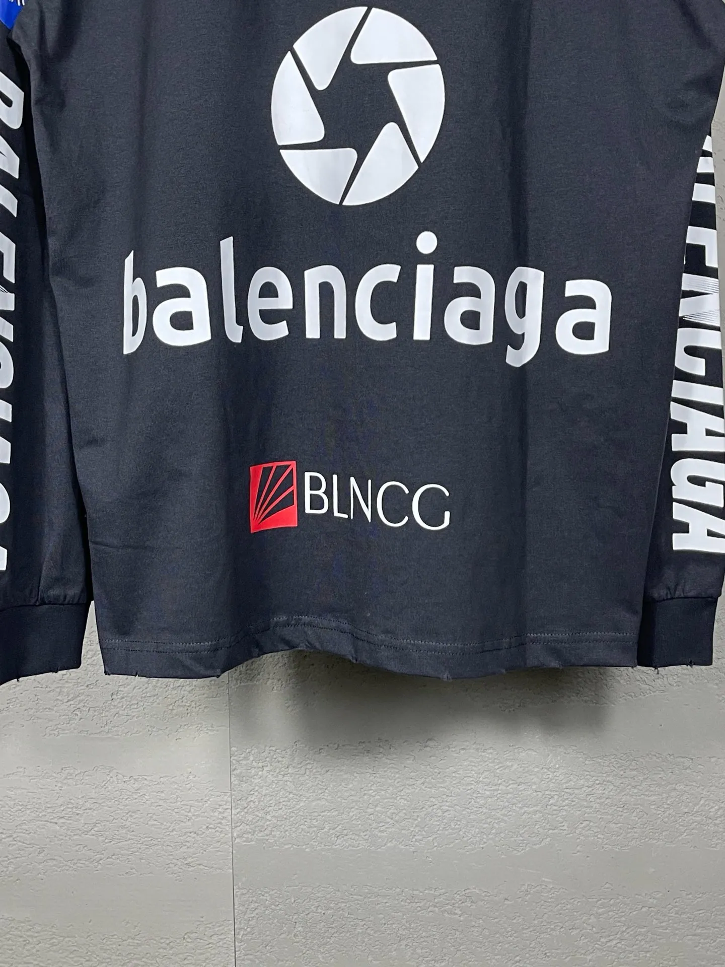 🅿️220 real photos [Top version. Official website quality] BALENCI*GA/Paris BALENCI*GA#2024 latest model, multiple LoGO classic prints, collar embroidery, ready-to-wear worn long-sleeved T-shirts. Brick cabinet synchronization. Genuine products are developed and developed in the first time. Welcome to compare! Notice! ️The authentic product is worn and worn throughout. The fabric is made of Paris ZP custom-woven and dyed 100% cotton with double yarns and compact cotton. The weight is 260 grams. The cloth surface is clean. The cloth pattern is clear. It is soft and comfortable. It has good color fastness and is not easy to change color. The threads are woven and dyed with no color difference. The printing is done by computer direct printing, and the rib embroidery on the front collar has a three-dimensional effect. The garment is distressed and worn, with ultra-high craftsmanship. The version adopts the OS loose shoulder style. Same style for men and women. Coding: BL225011 Color: white, dark gray blue Size: XS S M L