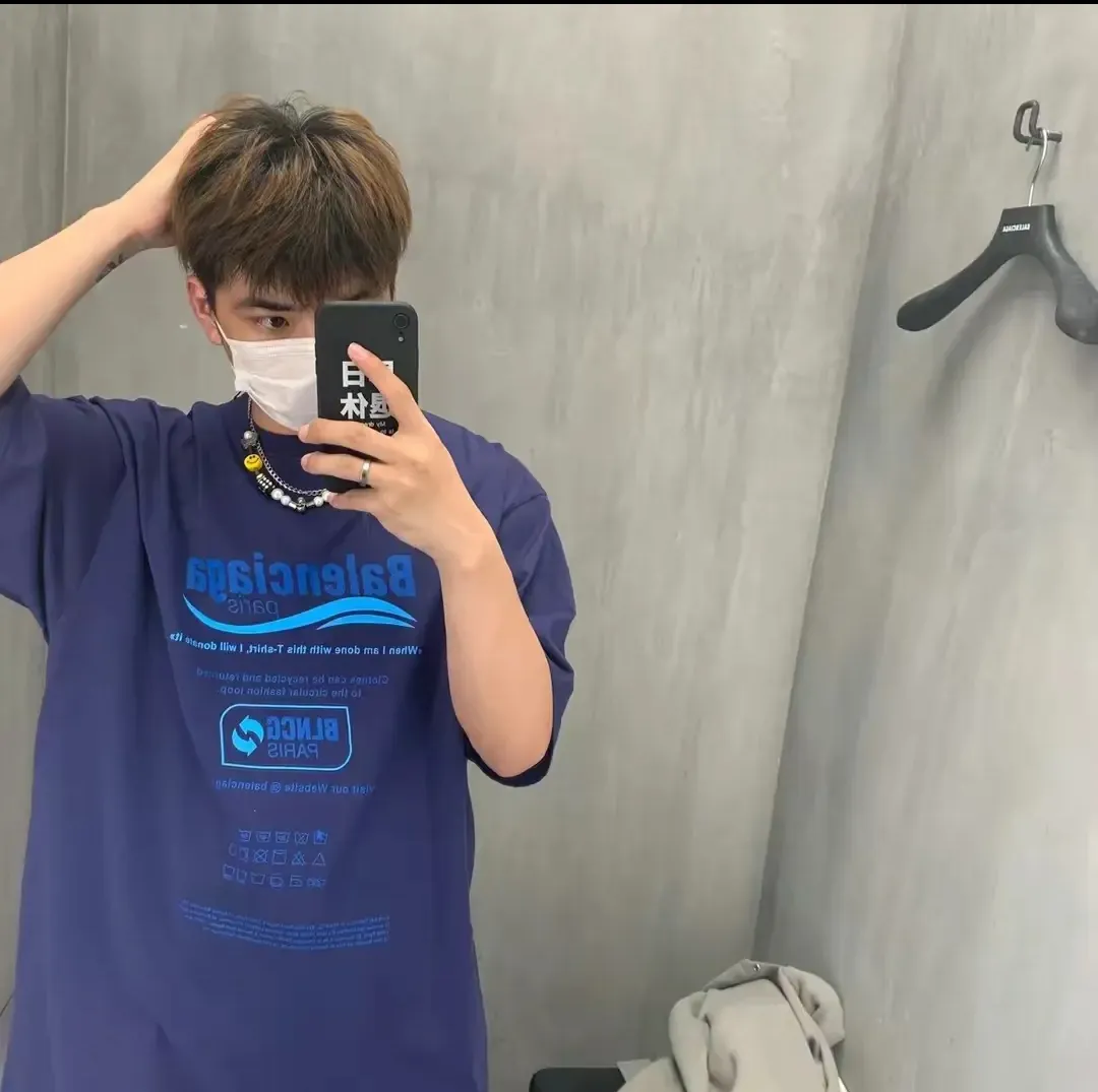 ♻️💯Upper body reference model picture❤️Top tested version Balenciaga environmental logo arrow three-color loose breathable cotton short-sleeved T-shirt BLCG is one of the most influential brands in the fashion industry. Founded in 1919 by Cristóbal Balenciaga and settled in Paris in 1936, he led many important fashion movements between 1930 and 1968. The representative ready-to-wear series reflects the identity of the brand - Fabric: Made of 32-count double yarn, 260-gram weight fabric, imported knitted needle carded cotton, with moderate thickness, drape and contour - The front printing screen plate is hand-printed, and the 3D full-color scanned pattern is made into film to ensure the highest degree of printing pattern restoration. The upper and lower LOGO printing has a strong touch texture. The printing material uses environmentally friendly active water slurry and anti-sublimation liquid as the base. The garment is resistant to washing and does not desizing. Color: off-white, fluorescent yellow, navy blue Size: XS-L P:250