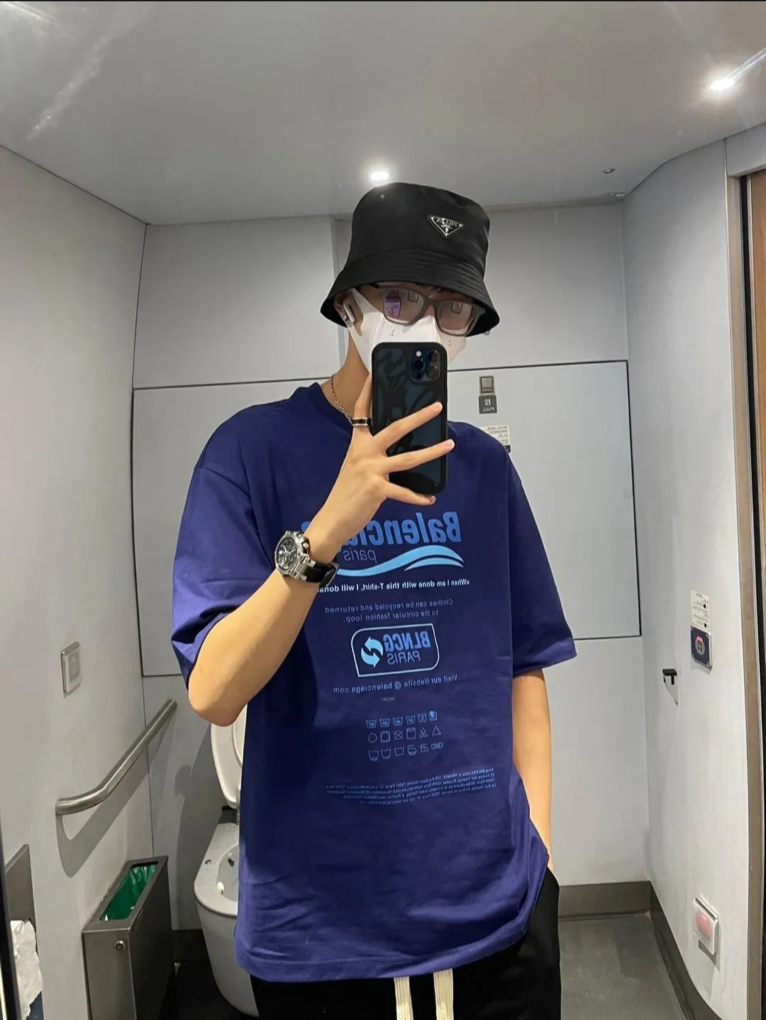 ♻️💯Upper body reference model picture❤️Top tested version Balenciaga environmental logo arrow three-color loose breathable cotton short-sleeved T-shirt BLCG is one of the most influential brands in the fashion industry. Founded in 1919 by Cristóbal Balenciaga and settled in Paris in 1936, he led many important fashion movements between 1930 and 1968. The representative ready-to-wear series reflects the identity of the brand - Fabric: Made of 32-count double yarn, 260-gram weight fabric, imported knitted needle carded cotton, with moderate thickness, drape and contour - The front printing screen plate is hand-printed, and the 3D full-color scanned pattern is made into film to ensure the highest degree of printing pattern restoration. The upper and lower LOGO printing has a strong touch texture. The printing material uses environmentally friendly active water slurry and anti-sublimation liquid as the base. The garment is resistant to washing and does not desizing. Color: off-white, fluorescent yellow, navy blue Size: XS-L P:250