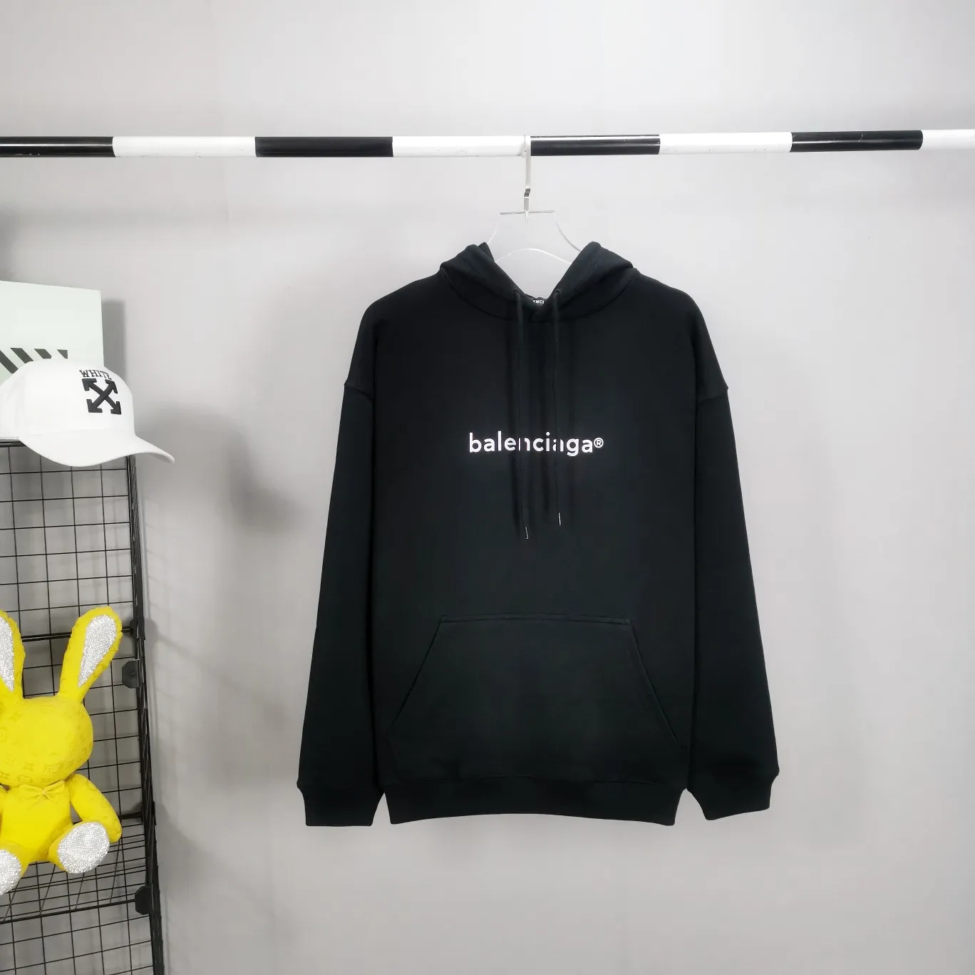 The top tested version of Balenciaga mailbox letter logo pure cotton loose hoodie for men and women in the same style autumn and winter hoodie hooded sweatshirt. A simple basic sweatshirt. A simple sweatshirt that you can fall in love with at first sight. The Blcg mailbox logo on the chest is simple and beautiful. It is operated by an imported elliptical machine, with no burrs and neat alignment! The fabric is made of 480g pure cotton fabric, which is different from the low-end version. The color is also super beautiful. You must get this one! ! ! ! !  Color: black, white, fog blue, khaki, lake green Size: XS-L P:450