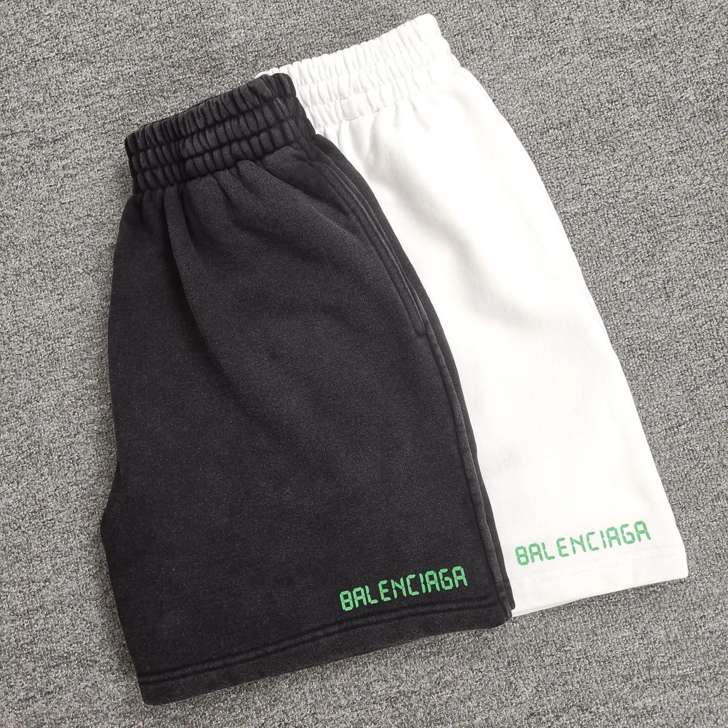 The top version of BALENCIAGA 520 limited edition fluorescent green luminous effect printed loose cotton shorts for men and women couples. After the 520 short sleeves were released for personal use, in response to the response of many friends, the team held a meeting and decided to launch matching shorts. I was planning to do it before, mainly because of the phosphor issue. Because there is 30% fluorescent powder mixed into the printing glue, the manufacturer we cooperate with is out of stock, and we cannot ensure whether other domestically produced fluorescent powders contain chemical toxic and harmful substances, so we have not done it yet. Our fluorescent powder is 3A certified and absolutely environmentally friendly. And the fluorescent effect is very nice. The fabric is made of 380g fish scale terry cotton fabric, which is sweat-absorbent, breathable and has a full drape. A full set of customized accessories, one-to-one synchronization with the original version! Size: XS-L Color: Black and White P:310