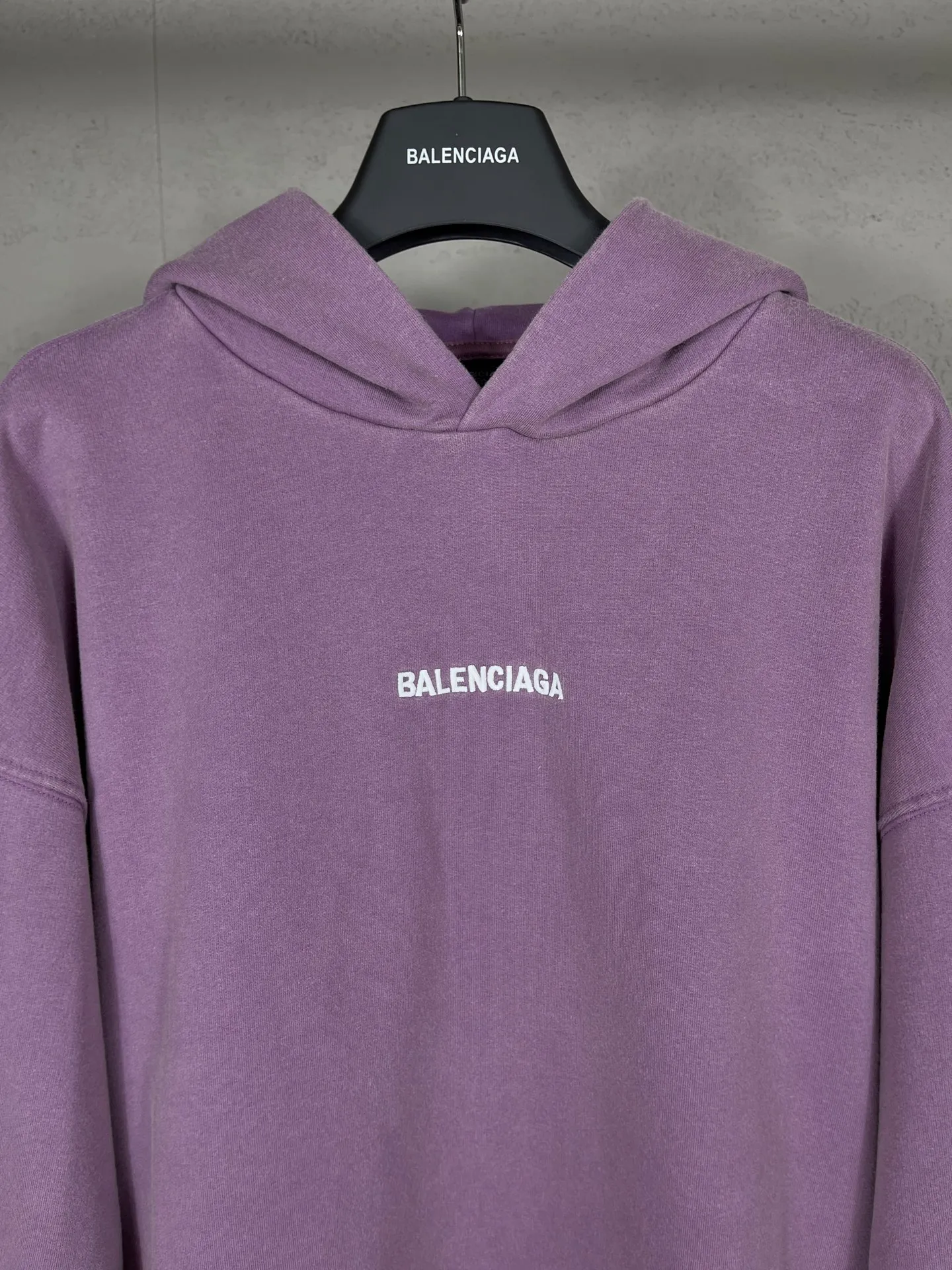 🅿️340 real photos [Top version. Official website quality] BALENCI*G*/25 new autumn and winter style. Washed and distressed hooded sweatshirt with Paris LOGO embroidered on the front and back. Ready-made garments are sprayed with horse wash to make them look old. The fabric adopts batik process. SS25 latest model. Research and development at the first time, different market currencies. Comparisons welcome. The fabric is made of Paris ZP custom-woven, custom-dyed and batik cotton sweatshirt. Weighing 460 grams, the cloth surface is clean. The cloth pattern is clear, soft and comfortable. The threads are dyed with no color difference. The embroidery is done with embroidery machines imported from Tajima, and the garments are washed and worn to make them look old. Jubie market currency. Welcome to compare. The version adopts OS loose shoulder style. Same style for men and women. Code: BL259935 Color: washed purple, washed blue Size: XS S M L