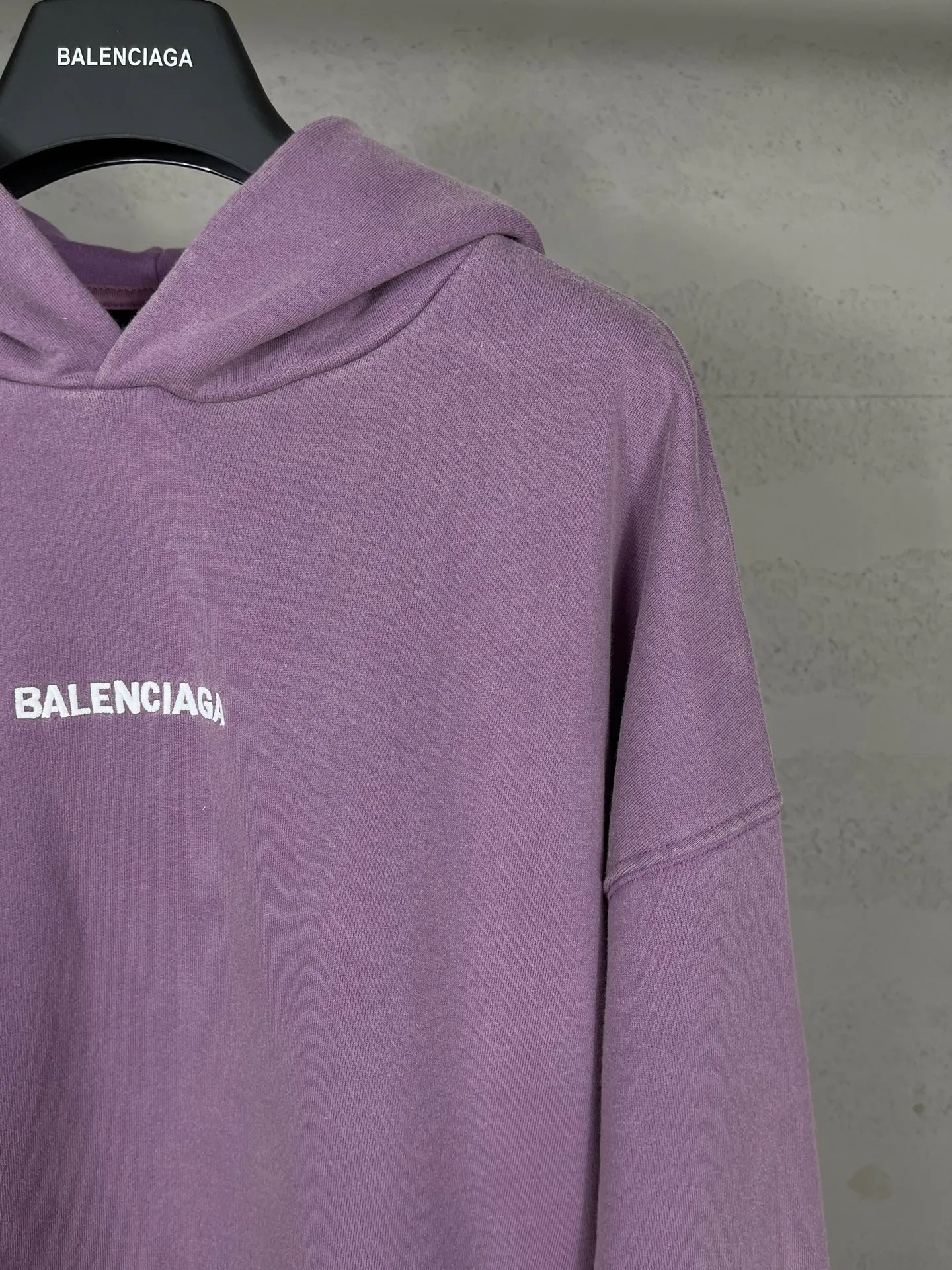 🅿️340 real photos [Top version. Official website quality] BALENCI*G*/25 new autumn and winter style. Washed and distressed hooded sweatshirt with Paris LOGO embroidered on the front and back. Ready-made garments are sprayed with horse wash to make them look old. The fabric adopts batik process. SS25 latest model. Research and development at the first time, different market currencies. Comparisons welcome. The fabric is made of Paris ZP custom-woven, custom-dyed and batik cotton sweatshirt. Weighing 460 grams, the cloth surface is clean. The cloth pattern is clear, soft and comfortable. The threads are dyed with no color difference. The embroidery is done with embroidery machines imported from Tajima, and the garments are washed and worn to make them look old. Jubie market currency. Welcome to compare. The version adopts OS loose shoulder style. Same style for men and women. Code: BL259935 Color: washed purple, washed blue Size: XS S M L