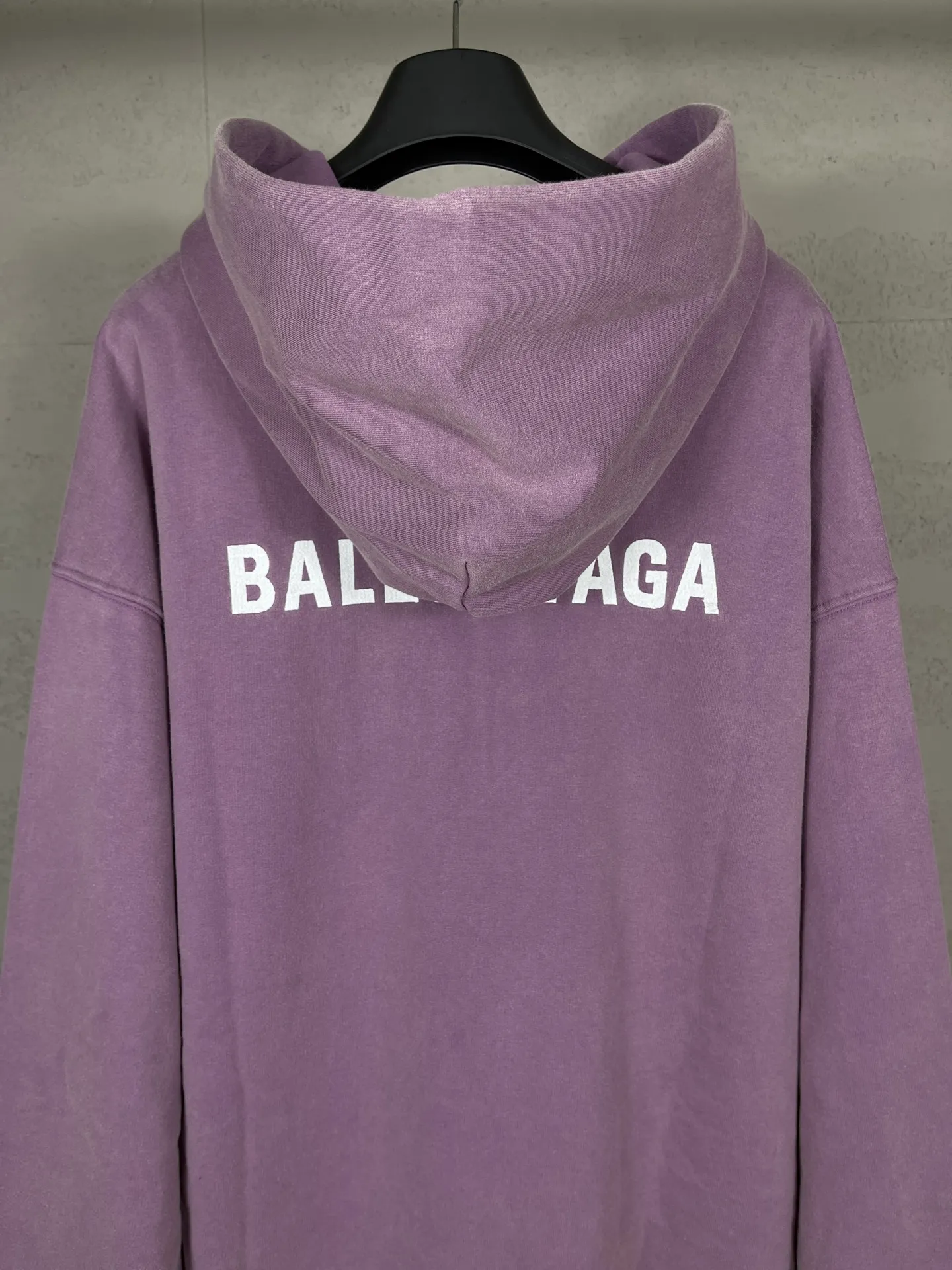 🅿️340 real photos [Top version. Official website quality] BALENCI*G*/25 new autumn and winter style. Washed and distressed hooded sweatshirt with Paris LOGO embroidered on the front and back. Ready-made garments are sprayed with horse wash to make them look old. The fabric adopts batik process. SS25 latest model. Research and development at the first time, different market currencies. Comparisons welcome. The fabric is made of Paris ZP custom-woven, custom-dyed and batik cotton sweatshirt. Weighing 460 grams, the cloth surface is clean. The cloth pattern is clear, soft and comfortable. The threads are dyed with no color difference. The embroidery is done with embroidery machines imported from Tajima, and the garments are washed and worn to make them look old. Jubie market currency. Welcome to compare. The version adopts OS loose shoulder style. Same style for men and women. Code: BL259935 Color: washed purple, washed blue Size: XS S M L