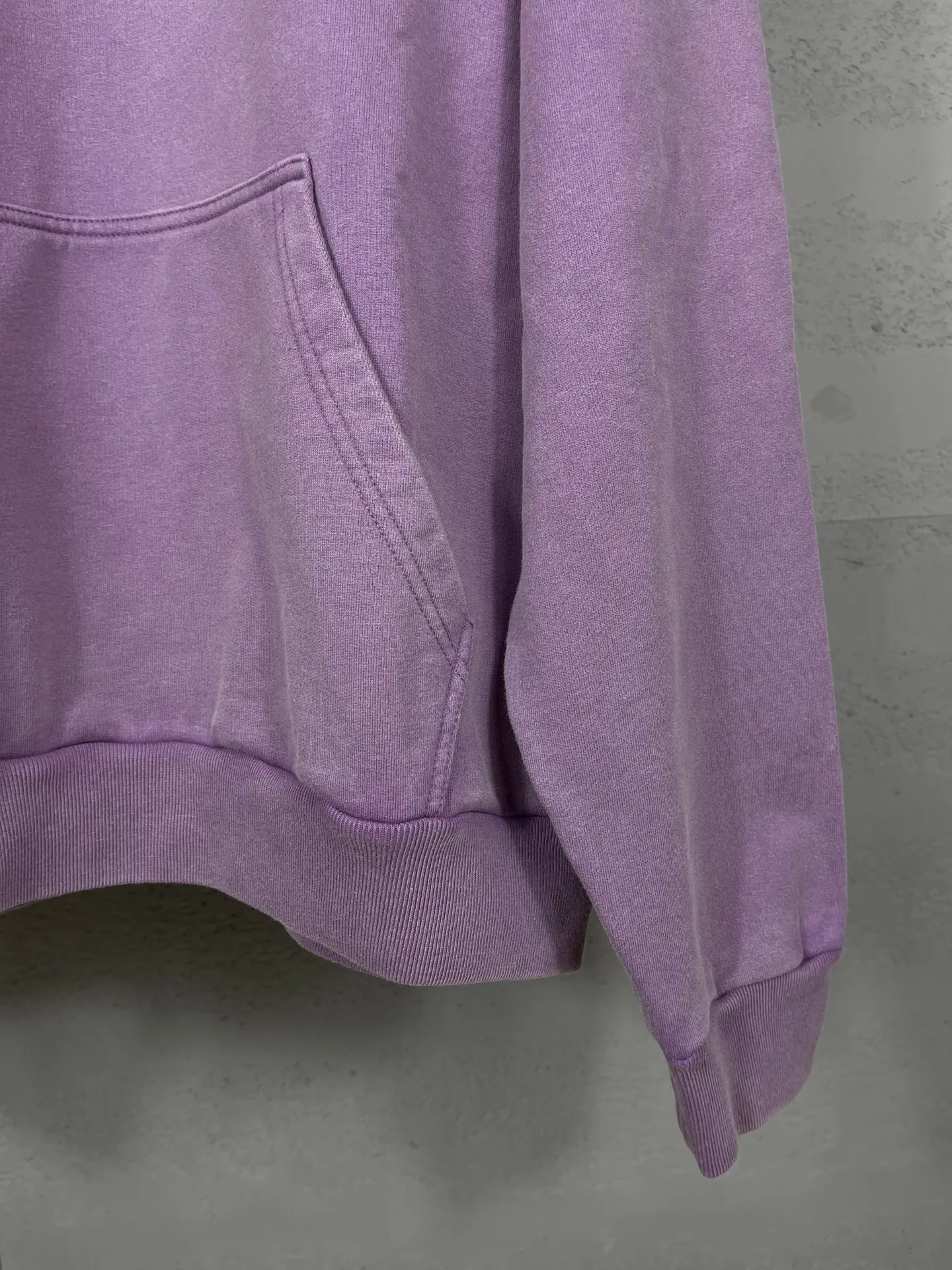 🅿️340 real photos [Top version. Official website quality] BALENCI*G*/25 new autumn and winter style. Washed and distressed hooded sweatshirt with Paris LOGO embroidered on the front and back. Ready-made garments are sprayed with horse wash to make them look old. The fabric adopts batik process. SS25 latest model. Research and development at the first time, different market currencies. Comparisons welcome. The fabric is made of Paris ZP custom-woven, custom-dyed and batik cotton sweatshirt. Weighing 460 grams, the cloth surface is clean. The cloth pattern is clear, soft and comfortable. The threads are dyed with no color difference. The embroidery is done with embroidery machines imported from Tajima, and the garments are washed and worn to make them look old. Jubie market currency. Welcome to compare. The version adopts OS loose shoulder style. Same style for men and women. Code: BL259935 Color: washed purple, washed blue Size: XS S M L