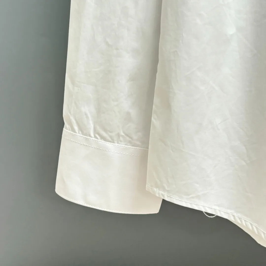 🅿️220 BALENCIAGA/Balenciaga early autumn embroidered shirt. Customized classic 40-count plain weave imitation Tencel Paris shirt fabric. Loose version. Three-dimensional upper body. Smooth and natural lines. From shoulder line to waistline to hem. Smooth transition of lines. No unnecessary wrinkles or accumulation. The whole body is neat and stretch. Customized Paris logo engraved button. Rigorous stitching of letter embroidery on the chest. Precise stitching. Silky smooth transition. Three-dimensional pattern without burrs. Size: S M L XL