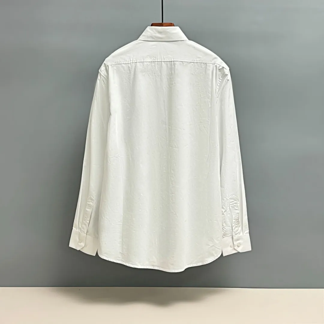 🅿️220 BALENCIAGA/Balenciaga early autumn embroidered shirt. Customized classic 40-count plain weave imitation Tencel Paris shirt fabric. Loose version. Three-dimensional upper body. Smooth and natural lines. From shoulder line to waistline to hem. Smooth transition of lines. No unnecessary wrinkles or accumulation. The whole body is neat and stretch. Customized Paris logo engraved button. Rigorous stitching of letter embroidery on the chest. Precise stitching. Silky smooth transition. Three-dimensional pattern without burrs. Size: S M L XL