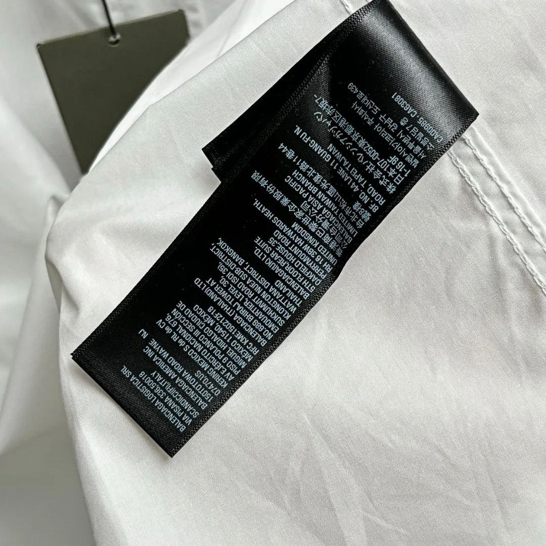🅿️220 BALENCIAGA/Balenciaga early autumn embroidered shirt. Customized classic 40-count plain weave imitation Tencel Paris shirt fabric. Loose version. Three-dimensional upper body. Smooth and natural lines. From shoulder line to waistline to hem. Smooth transition of lines. No unnecessary wrinkles or accumulation. The whole body is neat and stretch. Customized Paris logo engraved button. Rigorous stitching of letter embroidery on the chest. Precise stitching. Silky smooth transition. Three-dimensional pattern without burrs. Size: S M L XL