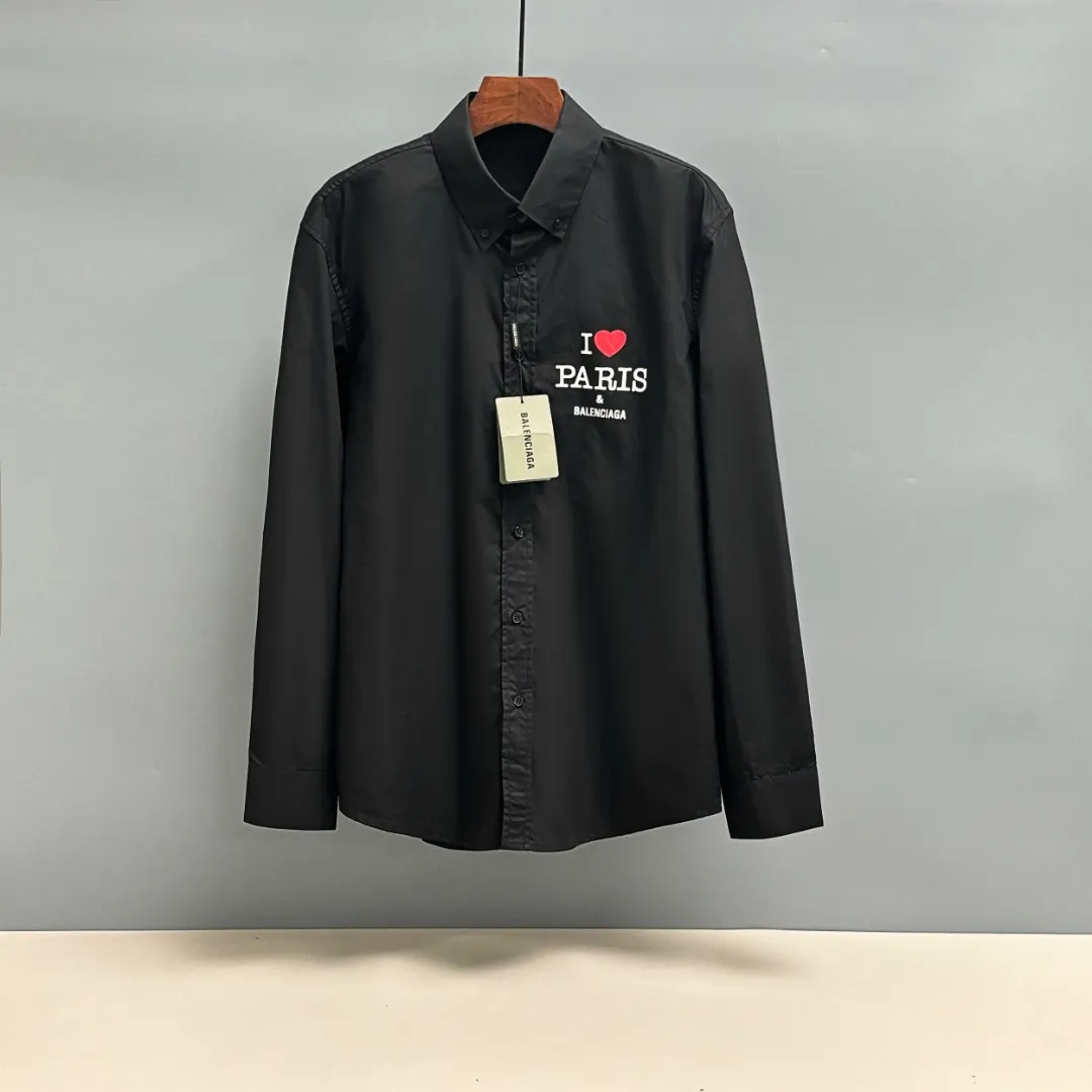 🅿️220 BALENCIAGA/Balenciaga early autumn thick plate printed shirt, customized classic 40-count plain weave imitation Tencel Paris shirt fabric, loose version, three-dimensional upper body, smooth and natural lines, from shoulder line to waist line to hem, smooth transition of lines, no unnecessary folds or accumulation, neat and stretchy as a whole, customized Paris logo engraved buttons, with Paris letters on the chest and large-area printing of love hearts on the back, the effect is three-dimensional, the printing completely fits the fabric There will be no problems such as color fading, peeling off, etc. Size: S M L XL