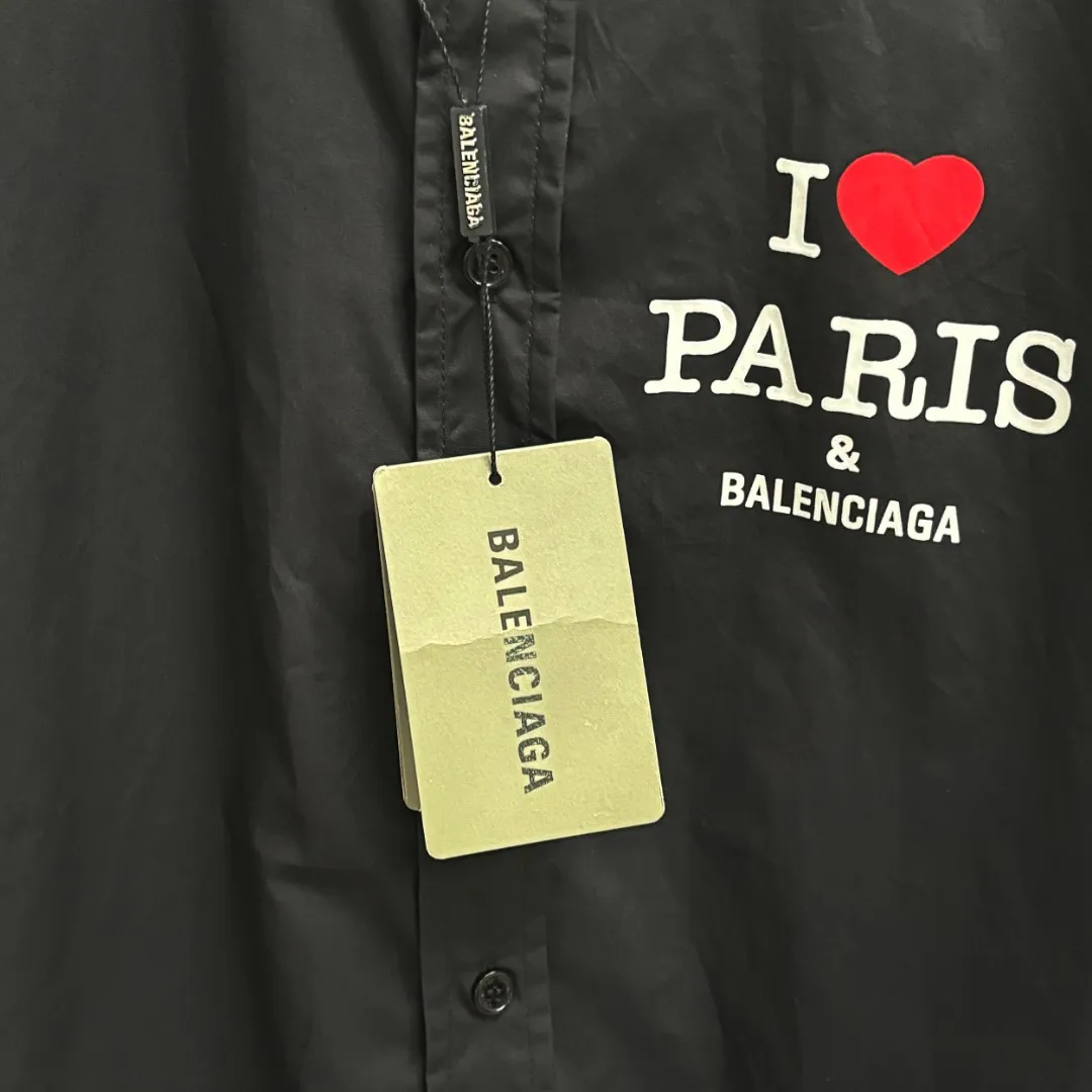🅿️220 BALENCIAGA/Balenciaga early autumn thick plate printed shirt, customized classic 40-count plain weave imitation Tencel Paris shirt fabric, loose version, three-dimensional upper body, smooth and natural lines, from shoulder line to waist line to hem, smooth transition of lines, no unnecessary folds or accumulation, neat and stretchy as a whole, customized Paris logo engraved buttons, with Paris letters on the chest and large-area printing of love hearts on the back, the effect is three-dimensional, the printing completely fits the fabric There will be no problems such as color fading, peeling off, etc. Size: S M L XL