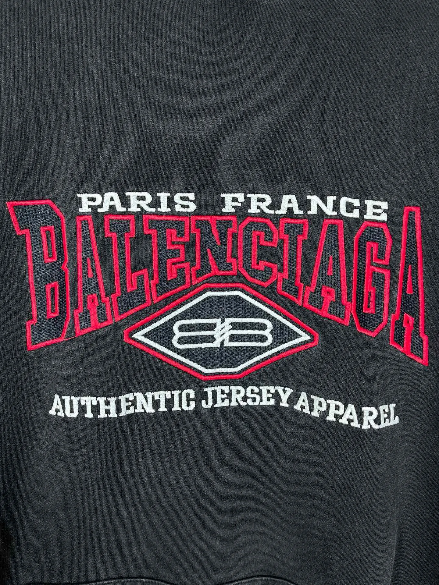 🅿️330 real photos [Top version. Official website quality] BALENCI*GA/Paris #BB letter classic LOGO embroidery washed and distressed hooded sweatshirt. Brick cabinet synchronization. The fabric is made of Paris ZP custom-woven and dyed cotton David sweatshirt. The weight is 450 grams. The cloth surface is clean. The cloth pattern is clear, soft and comfortable. The color fastness is good. It is not easy to change color. The threads are dyed with no color difference. The classic LOGO letter embroidery uses imported embroidery machines, and the embroidery thread uses imported matte light, which is soft to the touch, does not pierce the flesh, and the letters are three-dimensional and full. It is produced in Jubie market based on pictures. Comparisons welcome. The finished product is washed and aged. The letters are clear. The three-dimensional effect is strong. The version adopts the OS loose shoulder style. The same style for men and women. Code: BL238068 Color: washed black Size: XS S M L