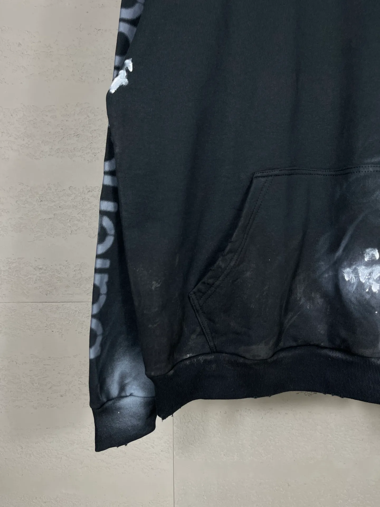 🅿️340 real photos [Top version. Official website quality] BALENCI*GA/Paris. 2024 latest front 3B mud hand-painted washed and distressed hooded sweatshirt. Brick cabinet synchronization. ⚠️Difference market currency. YB development. Worn. Hand-painted consistent with ZP. The fabric is made of Paris ZP custom-woven and dyed cotton terry sweatshirt. The weight is 460 grams, the cloth surface is clean. The cloth pattern is clear, soft and comfortable. The threads are dyed with no color difference. Ready-made garments are hand-painted, spray-painted, worn, distressed, and extra heavy-duty. Comparisons welcome. The version adopts OS loose shoulder design. Same style for men and women. Code: BL238913 Color: black blue Size: XS. S. M. L